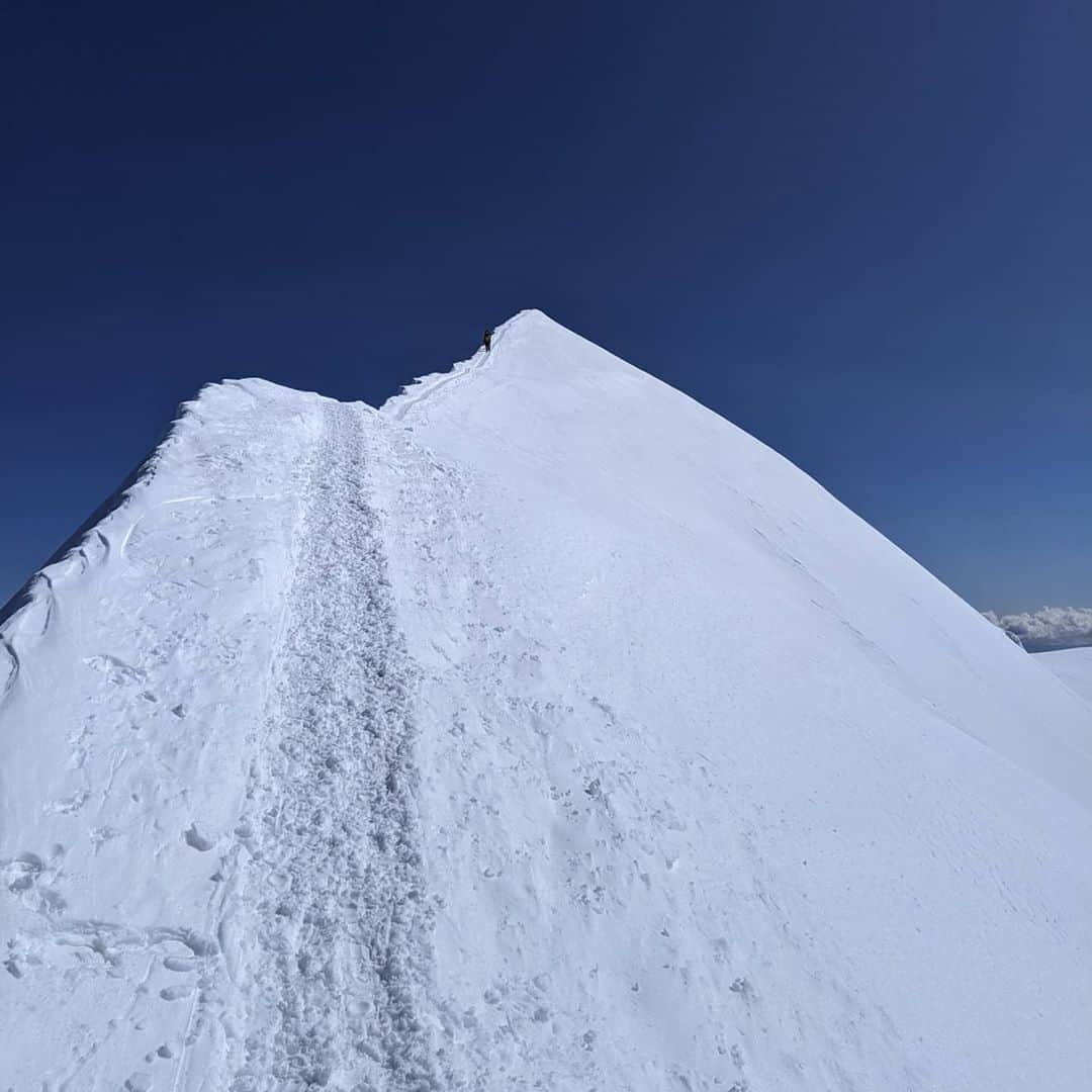 江本悠滋さんのインスタグラム写真 - (江本悠滋Instagram)「Mont Blanc Hike & Fly🪂 One Shot from 1400m altitude Good condition for this challenge!✨  4h30: Start from  #bionnassay 9h00: #refugedugouter  (1h of coffee break at Refuge) 13h00: summit of #montblanc ! 14h00: happy lunging 🍻  #montblanc #4810 #chamonixvalley #Hikeandfly #登山　#パラグライダー #hike #fly #oneshot #モンブラン登山　#ヨーロッパアルプス　#alpes  @thenorthfacejp @sweetprotectionjapan @blueiceclimbing @syride_flight_instruments @korteldesign @ozoneparagliders @newhale_japan @hakubavalley」9月18日 11時27分 - emoto_yuji