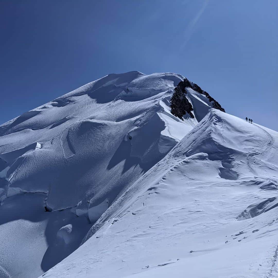 江本悠滋さんのインスタグラム写真 - (江本悠滋Instagram)「Mont Blanc Hike & Fly🪂 One Shot from 1400m altitude Good condition for this challenge!✨  4h30: Start from  #bionnassay 9h00: #refugedugouter  (1h of coffee break at Refuge) 13h00: summit of #montblanc ! 14h00: happy lunging 🍻  #montblanc #4810 #chamonixvalley #Hikeandfly #登山　#パラグライダー #hike #fly #oneshot #モンブラン登山　#ヨーロッパアルプス　#alpes  @thenorthfacejp @sweetprotectionjapan @blueiceclimbing @syride_flight_instruments @korteldesign @ozoneparagliders @newhale_japan @hakubavalley」9月18日 11時27分 - emoto_yuji