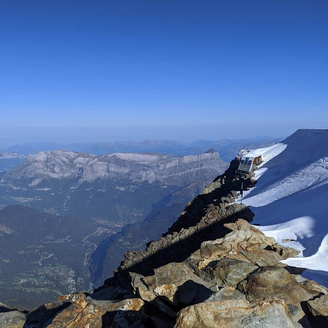 江本悠滋さんのインスタグラム写真 - (江本悠滋Instagram)「Mont Blanc Hike & Fly🪂 One Shot from 1400m altitude Good condition for this challenge!✨  4h30: Start from  #bionnassay 9h00: #refugedugouter  (1h of coffee break at Refuge) 13h00: summit of #montblanc ! 14h00: happy lunging 🍻  #montblanc #4810 #chamonixvalley #Hikeandfly #登山　#パラグライダー #hike #fly #oneshot #モンブラン登山　#ヨーロッパアルプス　#alpes  @thenorthfacejp @sweetprotectionjapan @blueiceclimbing @syride_flight_instruments @korteldesign @ozoneparagliders @newhale_japan @hakubavalley」9月18日 11時27分 - emoto_yuji