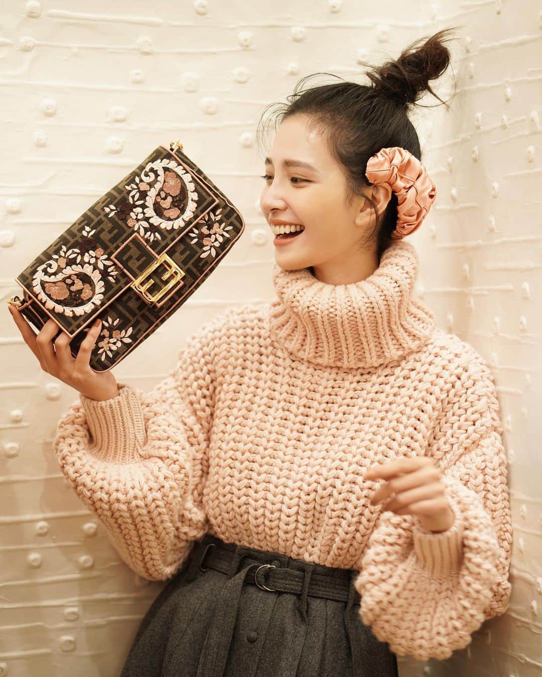 吳子霏（Ellen Wu）のインスタグラム：「@Fendi #baguette 🤍 #fendibaguette #FendiFW20  Photo by @river.ts」