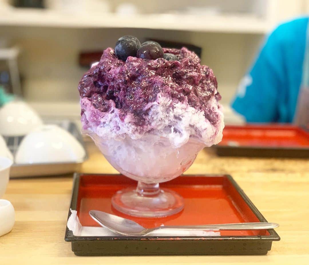 のインスタグラム：「ナガノパープルみるく  と ちょうおいしいとこ  皮付きのままのナガノパープルのシロップはあんまりないから新鮮。みるくベースしかなかったから久しぶりにみるく堪能した  #かき氷#かき氷🍧#おやつ#sweets#shaveice#ごはん」