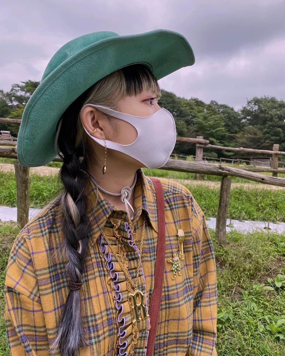 相羽瑠奈さんのインスタグラム写真 - (相羽瑠奈Instagram)「牧場スタイル🤠🌿  かわいい！と思ってGETしたけど一回もかぶってなかったエメラルドグリーンのウエスタンハット、チェックシャツのグリーンから拾って合わせてみたら想像以上に可愛くて大活躍 ！🧼 ピエロと気球のブローチもおきにいり🤡 全身は1つ前の投稿を見てね🕺🏼」9月18日 11時39分 - rone.runa