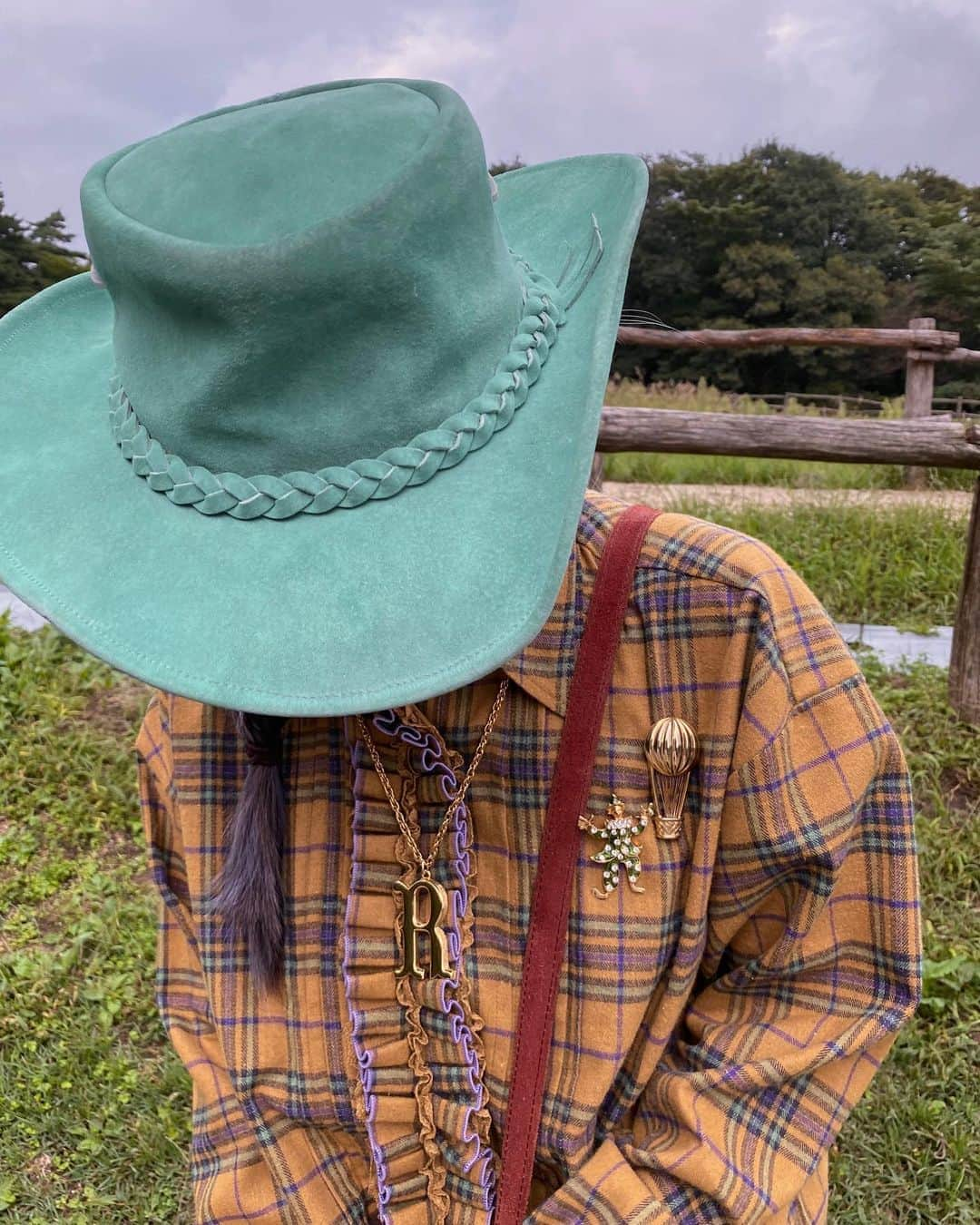 相羽瑠奈さんのインスタグラム写真 - (相羽瑠奈Instagram)「牧場スタイル🤠🌿  かわいい！と思ってGETしたけど一回もかぶってなかったエメラルドグリーンのウエスタンハット、チェックシャツのグリーンから拾って合わせてみたら想像以上に可愛くて大活躍 ！🧼 ピエロと気球のブローチもおきにいり🤡 全身は1つ前の投稿を見てね🕺🏼」9月18日 11時39分 - rone.runa