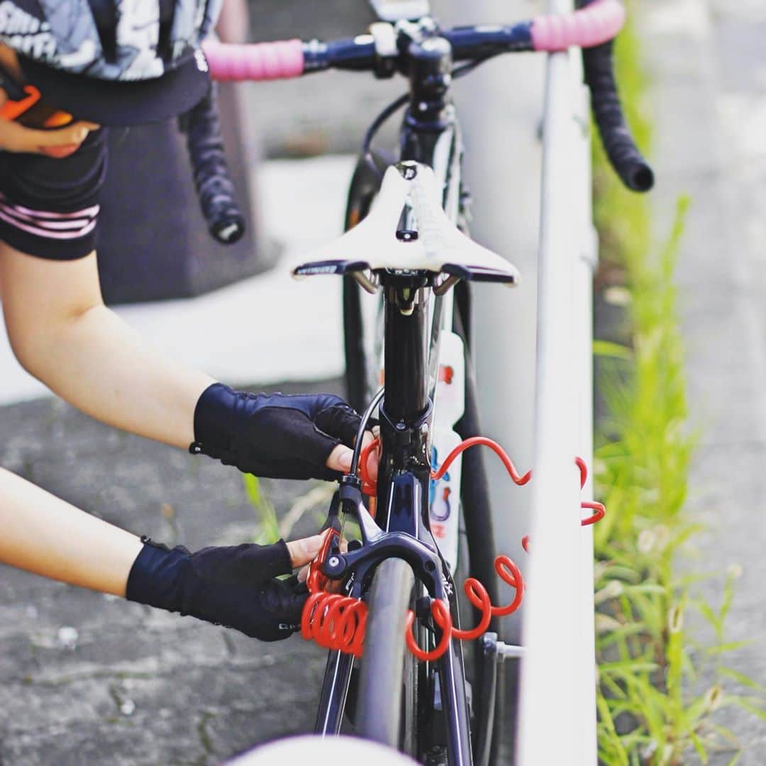 CROPSのインスタグラム：「大阪にて🦂📸 田舎道をロードで走るのも気持ちいいですが、街中を緩く走るのも楽しいですよね🚲 個人的にはシングルスピードが楽しく、あのダイレクト感は癖になります！  #ロードバイク#ロードバイクのある風景#サイクリング#ポタリング#ポタリングフォト#大阪ライド#自転車#ロードバイク女子#駐輪は決められた場所に#roadbike#osaka#cycling#」