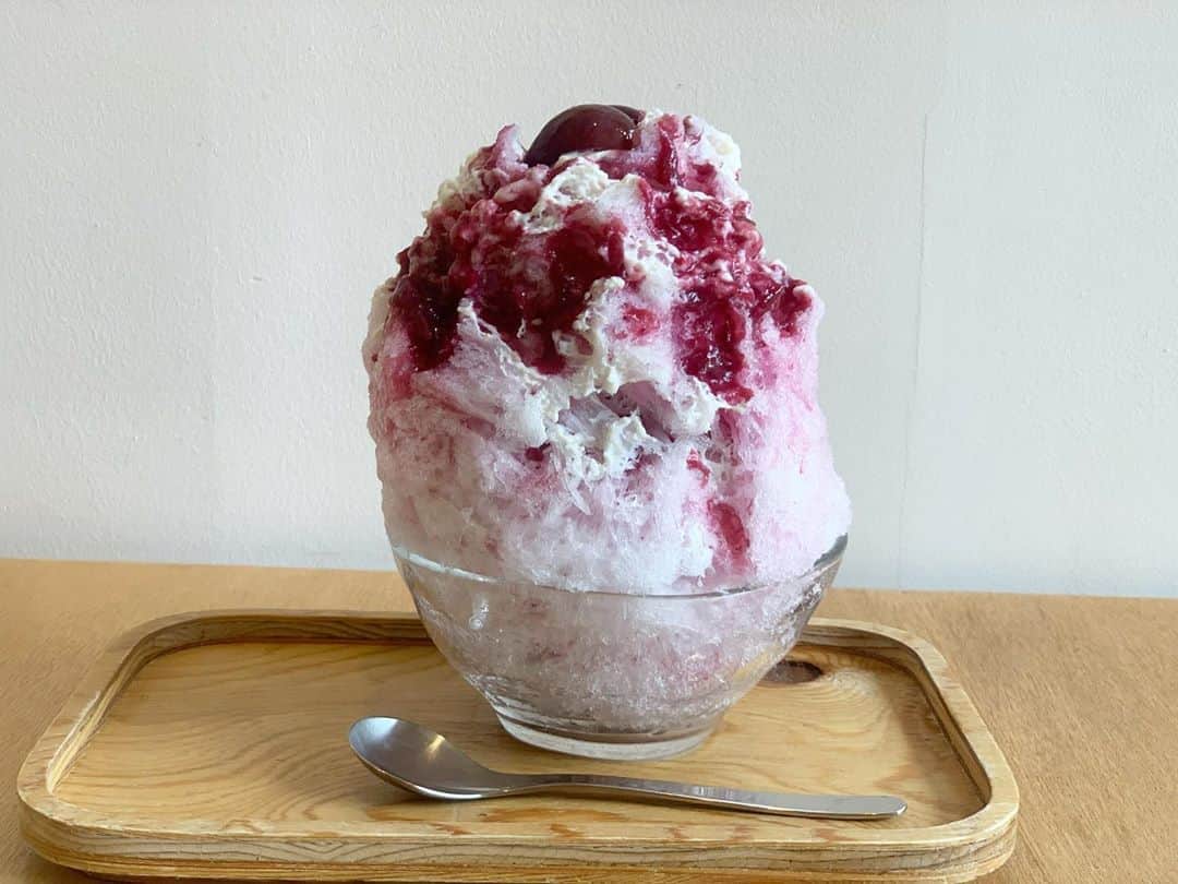 のインスタグラム：「ぶどうと辛口どぶろく ぶどうのピクルス、甘酒クリームチーズ  いちじくのピクルス頂いたときすごく新しくて美味しかったのでぶどうも期待が膨らむ！ 底に入っていたのがそうかな。 酸っぱくて美味しい。 どぶろくのお酒っぽさも良い。。好き。。」