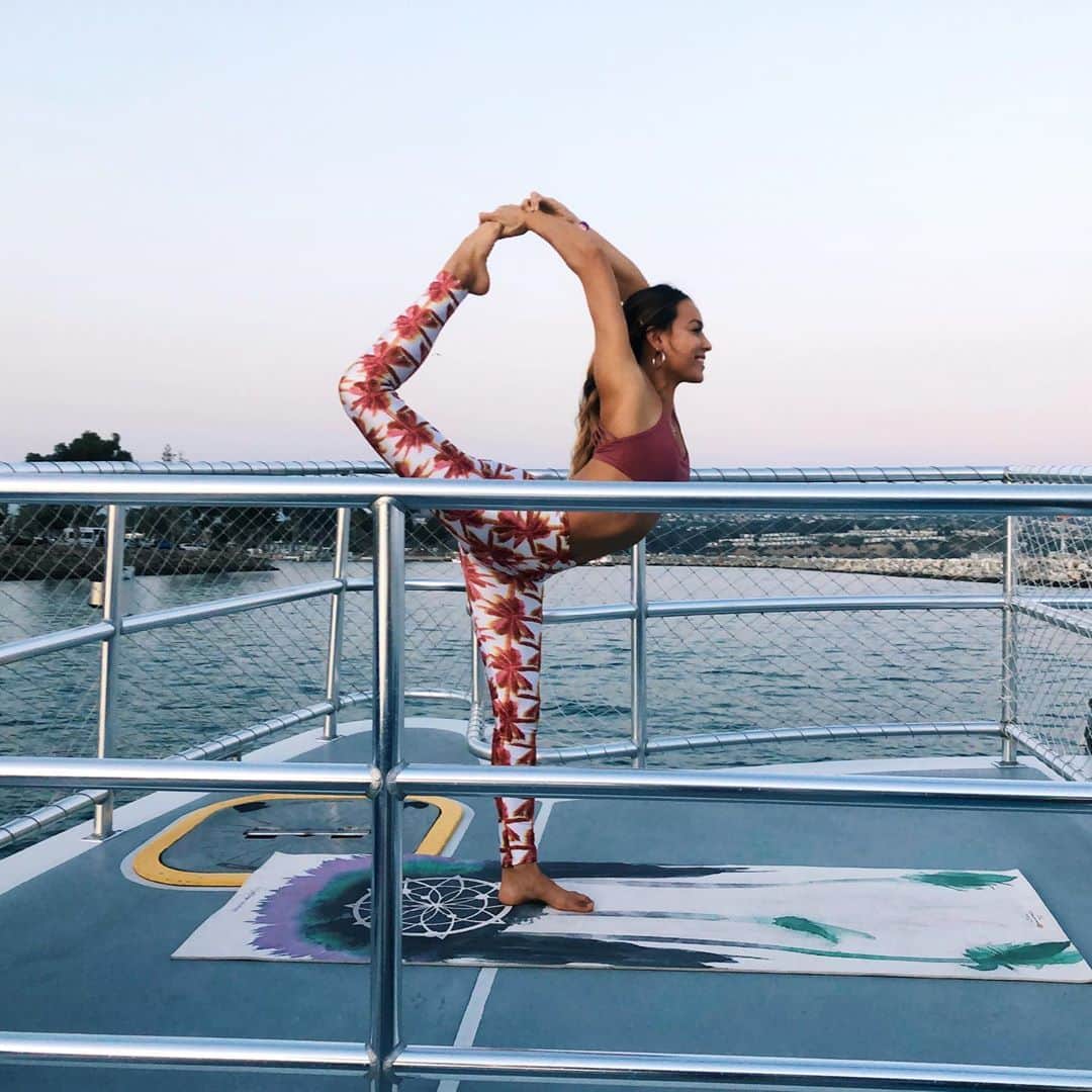 ティア・ブランコさんのインスタグラム写真 - (ティア・ブランコInstagram)「Yacht yoga tonight was surreal ✨ with @ajablanco & @palmsandpetals 💗」9月18日 11時43分 - tiablanco