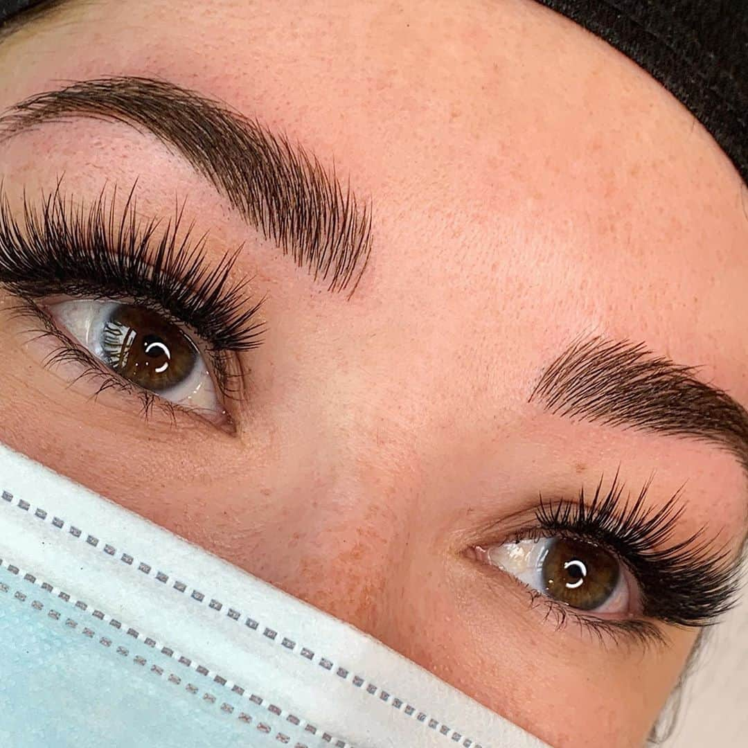 Haley Wightさんのインスタグラム写真 - (Haley WightInstagram)「◽️microblading up close◽️ I love these brows so much! Scroll to see the before ➡️  Interested in getting Microblading by me? Just call the studio at (971)337-5401 or visit our website at studiomeraki.net 😊 . . #microblading #cosmetictattoo #brows #eyebrows #portland #oregon #microbladedeyebrows #microbladed #meraki #ombrebrows #microblade #portlandmicroblade #portlandmicroblading #oregonmicroblade #oregonmicroblading」9月18日 11時46分 - cosmobyhaley