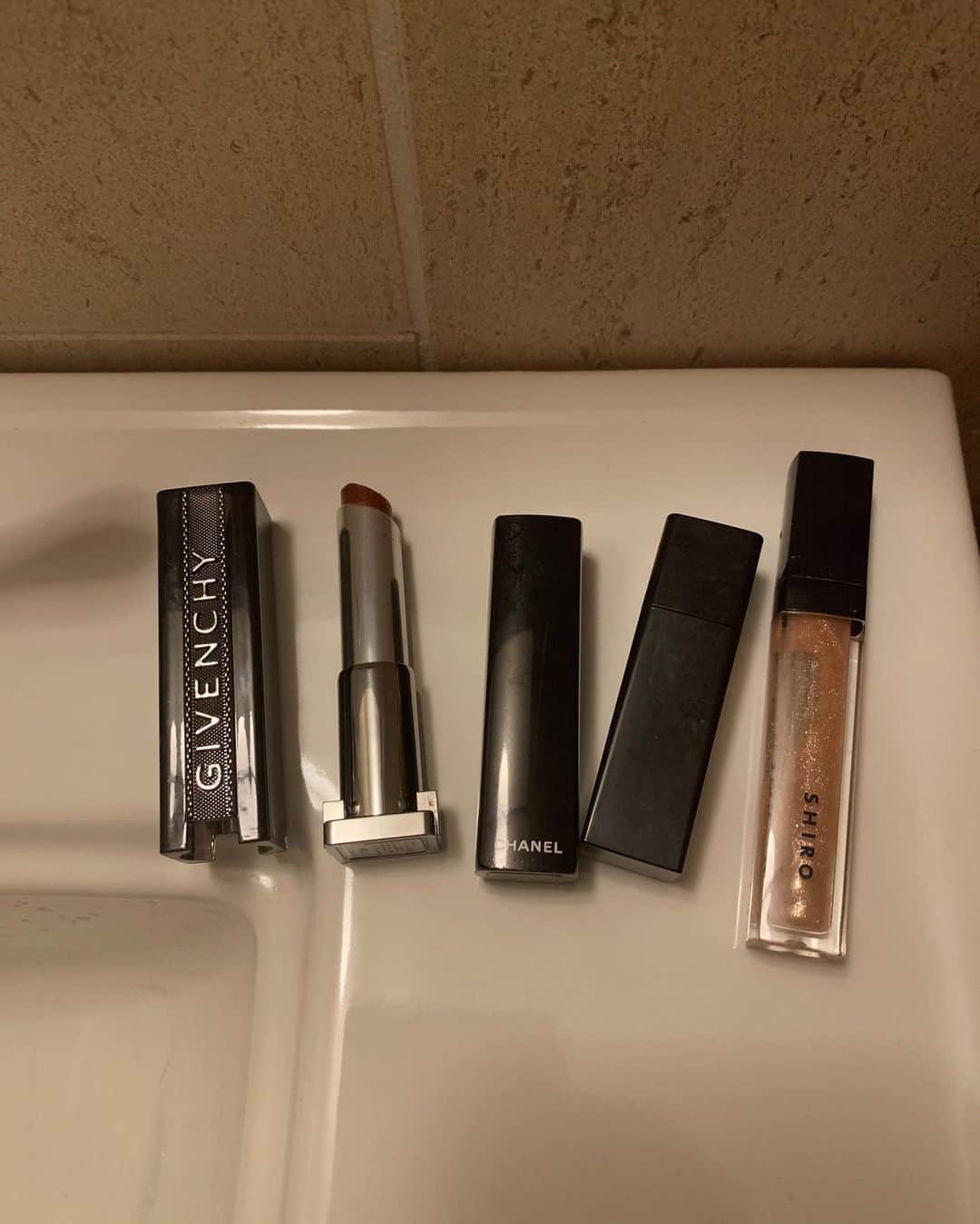 小嶋梨奈さんのインスタグラム写真 - (小嶋梨奈Instagram)「💄♡♡ #cosmetics  #lipstick  #コスメ #リップ #メイク」9月18日 11時57分 - corina_718