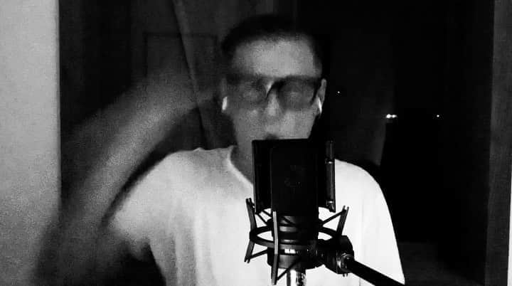 ブライアン・アダムスのインスタグラム：「She’s A Little Too Good For Me. This is a song from the album Room Service. I'm singing live to the original TV track onto my iPhone. See the whole video in the link in the bio.  She’s a little too good for me She's gonna change me if i let her She’s a little too good for me But i'm getting better...  #bryanadamsshesalittletoogoodforme #bryanadamsroomservice #shesalittletoogoodforme」