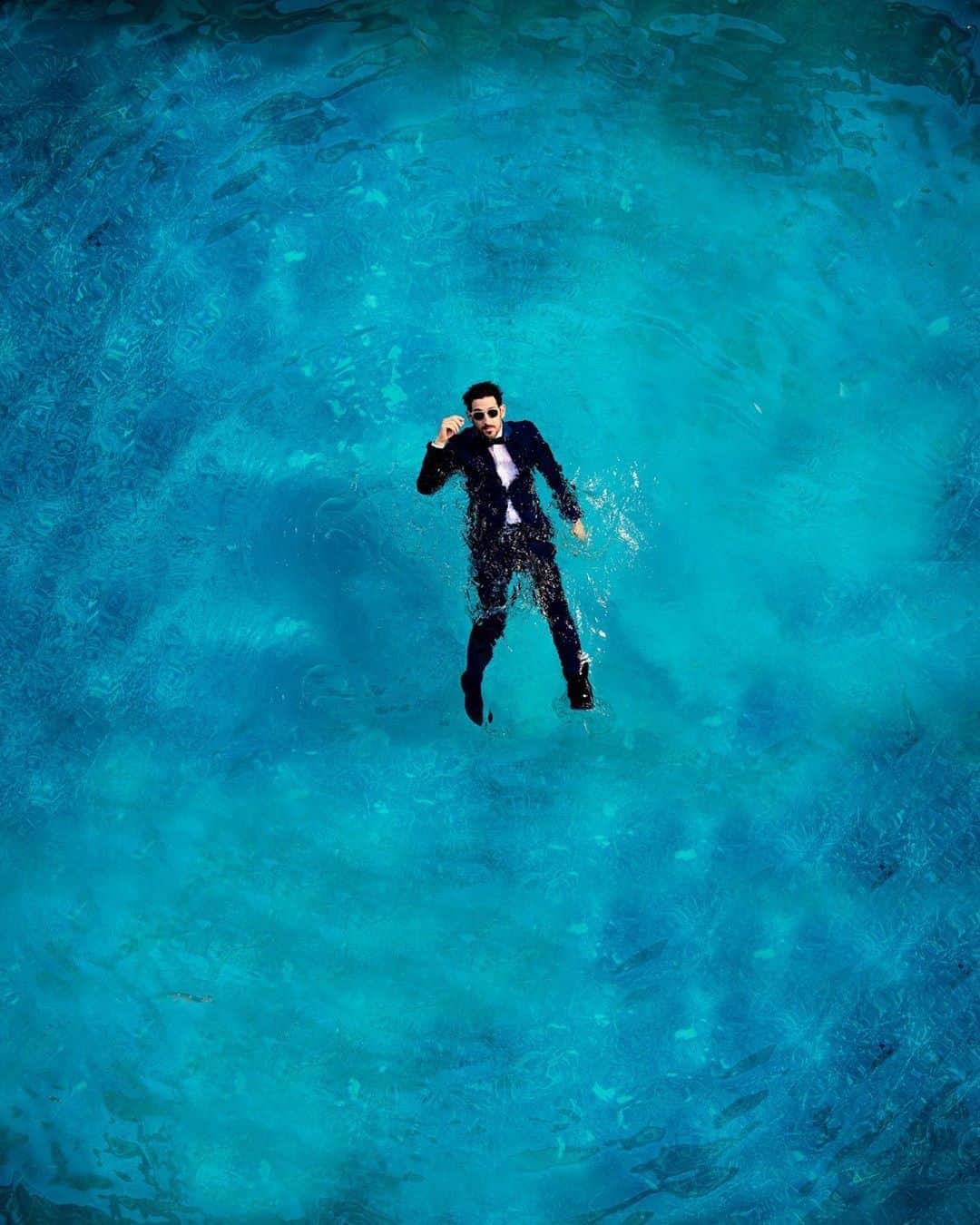 アダム・シャピロのインスタグラム：「Wet suit. By @jessegiddings」