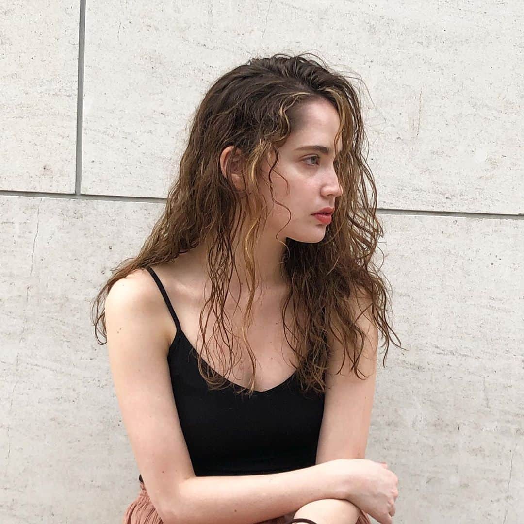 神能裕貴のインスタグラム：「🌫 effortless  hair 🌫 ラフで色気のあるヘアー  model : @domilarrain12  make : @yuukaseimiya  #effortlesscut#balayage#highlight#shadowroot#ombre #オンブレ#オンブレカラー#ハイライト#バレイライト#バレイヤージュ#海外ヘアー#リアル海外ヘアー#ラフカット#エフォートレスカット#ラフで適当がカッコいい#ラフで色気のあるヘアー#SHIMA」