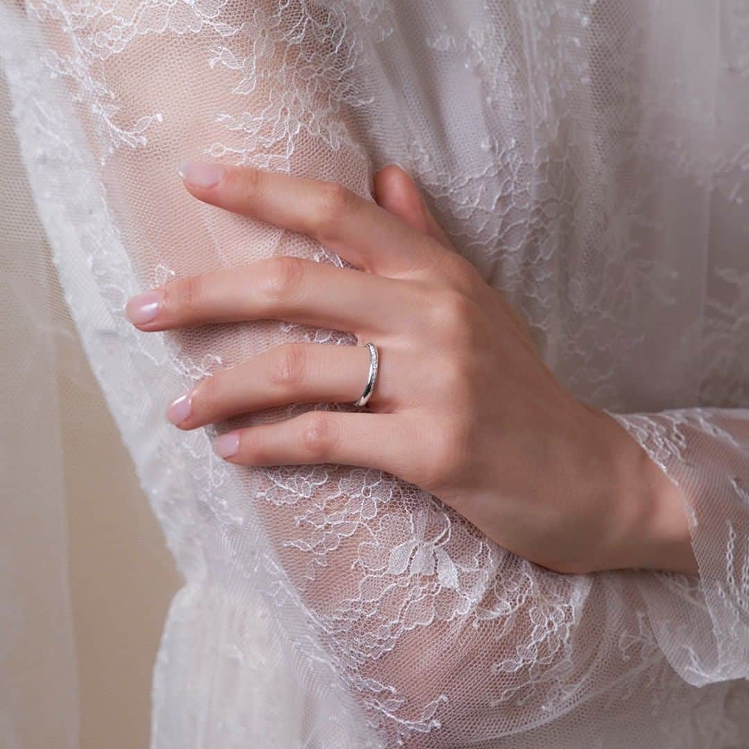ラザール ダイヤモンド ブティック公式 | 婚約・結婚指輪さんのインスタグラム写真 - (ラザール ダイヤモンド ブティック公式 | 婚約・結婚指輪Instagram)「長い人生において、神々しいほどに女性が幸せと美しさに満ちたオーラを放つ日。それが結婚式。  純白のレースが魅力的なオーセンティックなウェディングドレスに身を包み、ゲストの前で愛を誓い合い、そして待望の、指輪交換へ。  数あるマリッジリングから厳選したのが「ベルヴェデーレ」。つややかにきらめくプレーンなアームに、流れ星のようにメレダイヤを寄り添わせる。その結果、どの角度から見てもダイヤモンドが光と調和し、キラキラと繊細に輝き続ける。  見つめるたびにハレの日を思い出させてくれる、このリングを一生のパートナーに。  プロフィールのリンクからHPをご覧いただけます。﻿ → @lazarediamond_boutique  #lazarediamond #ラザールダイヤモンド #世界三大カッターズブランド #結婚式準備 #花嫁 #bridaljewelry #全国のプレ花嫁さんと繋がりたい #結婚準備 #marry花嫁 #卒花 #プレ花嫁さんと繋がりたい #結婚指輪 #マリッジリング #エンゲージリング# 2020夏婚 #大人婚 #令和婚 #2020秋婚 #2020冬婚 #marriagering #新婚生活 #結婚指輪探し #ブライダルジュエリー #指輪探し #エタニティリング #婚約指輪探し #結婚指輪選び  #婚約指輪選び #結婚報告 #結婚準備記録」9月18日 12時00分 - lazarediamond_boutique