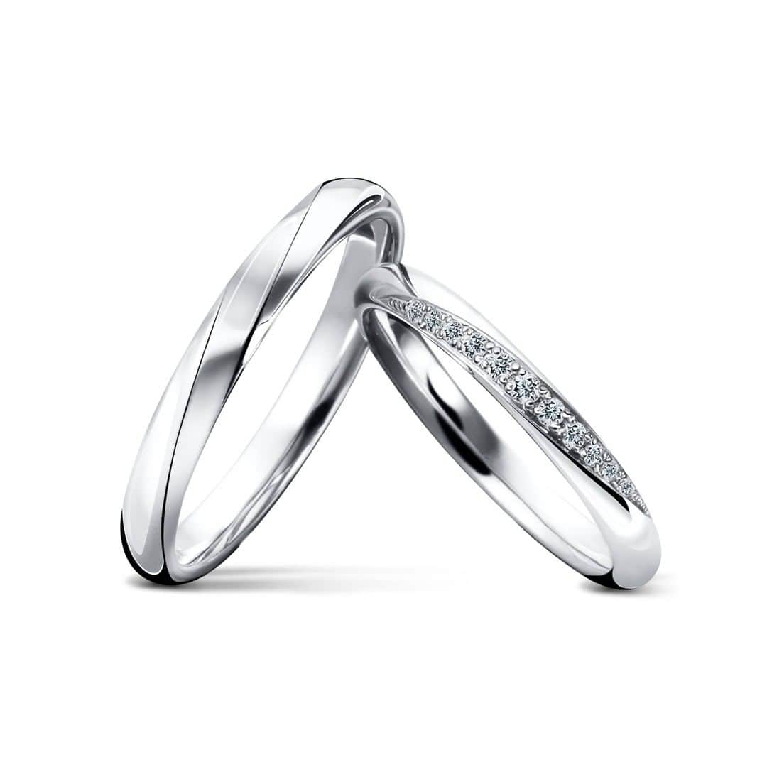 ラザール ダイヤモンド ブティック公式 | 婚約・結婚指輪さんのインスタグラム写真 - (ラザール ダイヤモンド ブティック公式 | 婚約・結婚指輪Instagram)「長い人生において、神々しいほどに女性が幸せと美しさに満ちたオーラを放つ日。それが結婚式。  純白のレースが魅力的なオーセンティックなウェディングドレスに身を包み、ゲストの前で愛を誓い合い、そして待望の、指輪交換へ。  数あるマリッジリングから厳選したのが「ベルヴェデーレ」。つややかにきらめくプレーンなアームに、流れ星のようにメレダイヤを寄り添わせる。その結果、どの角度から見てもダイヤモンドが光と調和し、キラキラと繊細に輝き続ける。  見つめるたびにハレの日を思い出させてくれる、このリングを一生のパートナーに。  プロフィールのリンクからHPをご覧いただけます。﻿ → @lazarediamond_boutique  #lazarediamond #ラザールダイヤモンド #世界三大カッターズブランド #結婚式準備 #花嫁 #bridaljewelry #全国のプレ花嫁さんと繋がりたい #結婚準備 #marry花嫁 #卒花 #プレ花嫁さんと繋がりたい #結婚指輪 #マリッジリング #エンゲージリング# 2020夏婚 #大人婚 #令和婚 #2020秋婚 #2020冬婚 #marriagering #新婚生活 #結婚指輪探し #ブライダルジュエリー #指輪探し #エタニティリング #婚約指輪探し #結婚指輪選び  #婚約指輪選び #結婚報告 #結婚準備記録」9月18日 12時00分 - lazarediamond_boutique