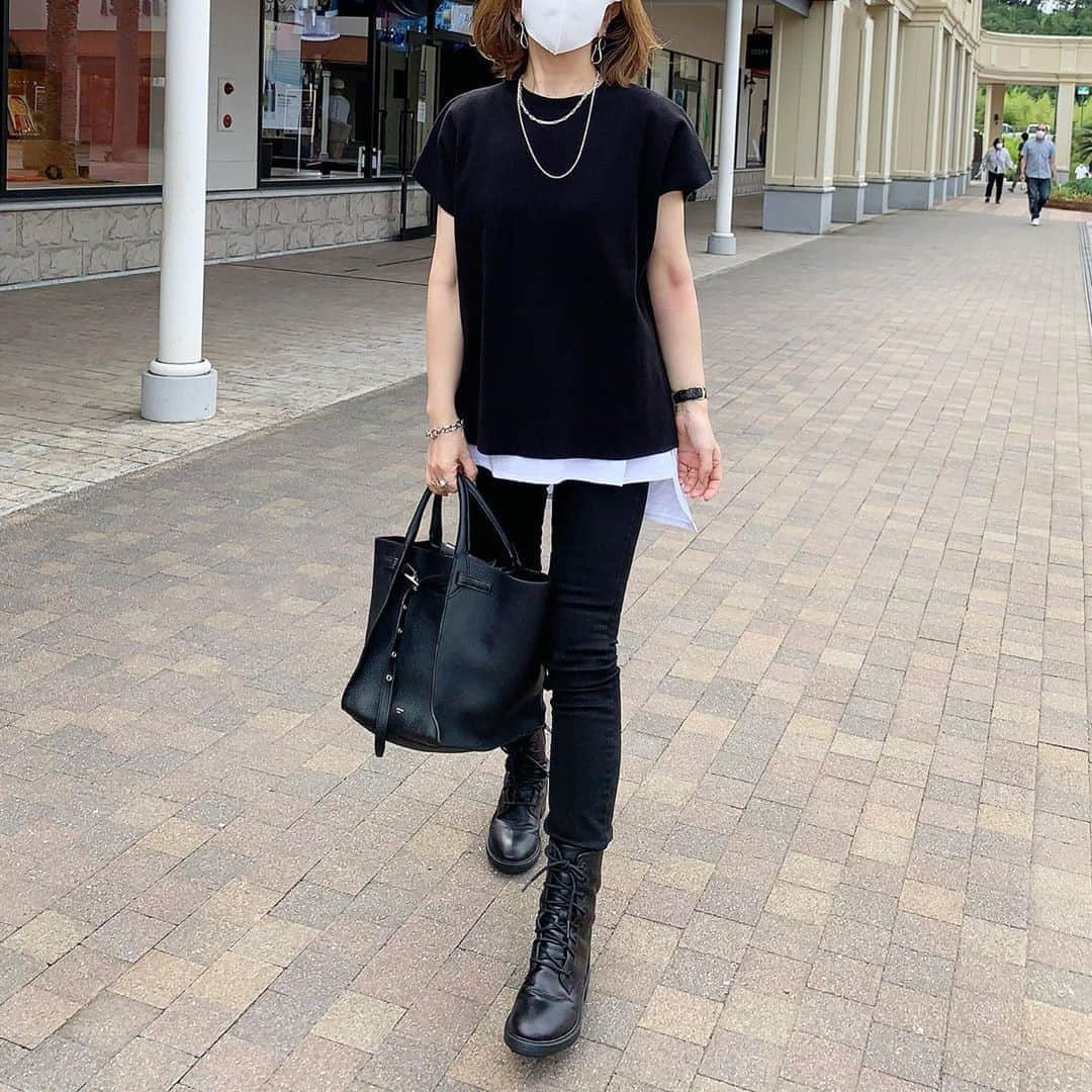 DHOLIC SNAPのインスタグラム：「@_____m.m.7114_さんの#dholicsnap⁠ 　⁠ TOPS：@dholic_official⁠ 　⁠ 【LADIES】⁠ #フレンチスリーブニット⁠ 全5色￥2,497(税込)⁠ 　⁠ みなさんもぜひ#dholicsnap をつけて⁠ コーディネートを投稿してください📸💕⁠ 　⁠ ※上記以外のご着用アイテムにつきましては品切れ商品、または、私物となります。⁠ 　⁠ #DHOLIC#dholicism#fashion#ootd⁠ #プチプラコーデ#今日のコーデ#今日の服⁠ #秋コーデ#秋服#シンプル#ワントーンコーデ⁠ #ファション#カジュアルコーデ#ブラックコーデ」
