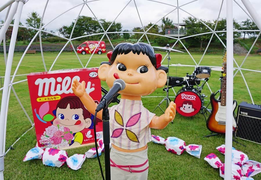 平塚市さんのインスタグラム写真 - (平塚市Instagram)「* 花菜ガーデン開園10周年と ペコちゃん生誕70周年を記念した スペシャルイベント、 「花と緑のガーデン・パーティー」が 本日から開催されます！ 貴重なペコちゃん人形が並ぶミニミュージアムや、 ステッカーがもらえるスタンプラリーなど 大人から子どもまで楽しめる5日間♪ 園内のさまざまな場所にペコちゃんがいて、 探しながら散策できて楽しいですよ。 花菜ガーデンオリジナルパッケージの ミルキーも販売されていますので、 この機会にぜひゲットしてください。 * ★ペコちゃんがやってくる　花と緑のガーデン・パーティー 期間：9/18(金)～22(火) 時間：9:00～17:00 場所：花菜ガーデン(寺田縄496-1) ※スタンプラリーのステッカーは無くなり次第終了。 *** #手をつなぎたくなる街 #hiratsukagood #hiratsuka#平塚 #kanagawaphotoclub #花菜ガーデン #花菜ガーデン10周年 #ペコちゃん#不二家 #ペコちゃんコラボ #ペコちゃんグッズ #ペコちゃん70周年 #おめでとうございます #イベント #スタンプラリー #フォトスポット #ミルキー#オリジナルパッケージ #早速ゲット #週末の過ごし方 #日々#暮らし #instagramjapan#igersjp」9月18日 12時00分 - hiratsukagood