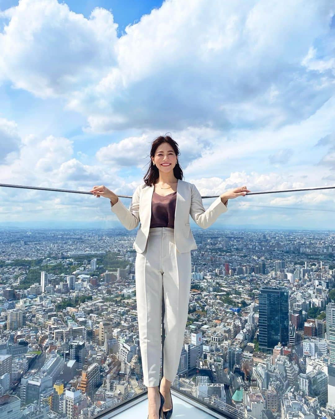 石井里奈さんのインスタグラム写真 - (石井里奈Instagram)「こんにちは☀️ 今日は渋谷SKYからお届けします✨笑 . 先日のお仕事コーデ👗✨ @mews_official_jp の新作のセットアップスーツを❤️やっぱりスーツを着ると気が引き締まりますね💕 . mewsのスーツはお値段のわりに、とっても縫製や生地などがしっかりしてるのですっごく高見えスーツ✨しかもストレッチ素材でシワになりにくいところが最高なの💕 . 私はスーツはパンツ派❣️このパンツやジャケットを普段のコーデでも着まわせるデザインなのでそこも買いポイントです💡✨ . 後私は顔色が明るく見える色のスーツがすきなので白すぎないこのカラーがツボでした❣️ . suits... @mews_official_jp  tops... @united_tokyo  shoes... @manoloblahnik  . それにしても渋谷SKY凄かったなぁ〜！ すっかり気分はお天気お姉さん💁‍♀️☀️笑 . 午後も頑張ろうね☀️💕 . #りなまるコーデ #通勤コーデ #オフィスコーデ #スーツ #スーツ女子 #suit #MEWSREFINEDCLOTHES #ミューズootd #MEWS_carefreeline #パンツコーデ #オフィスカジュアル #女子アナ #お天気お姉さん #お天気 #渋谷 #渋谷スカイ #shibuya #shibuyasky #絶景 #日本の絶景 #展望台 #東京観光 #visitjapan #visittokyo #tokyo #東京旅行 #渋谷スクランブルスクエア #ハンサム #olコーデ #キャリアウーマン」9月18日 12時01分 - ri7tin1025