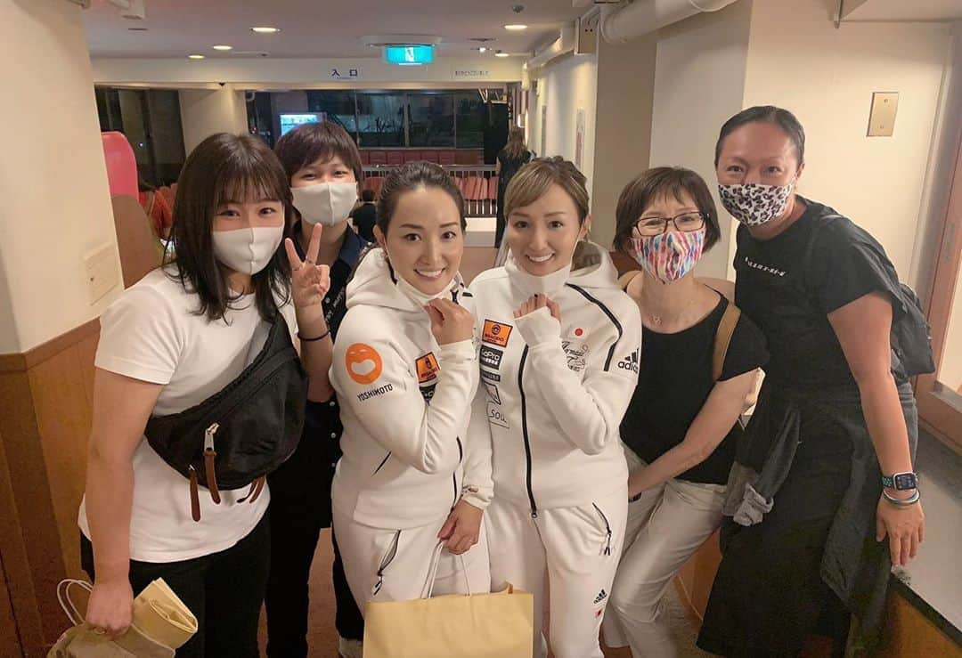 木村真野・紗野さんのインスタグラム写真 - (木村真野・紗野Instagram)「Thank you my friends👩‍👩‍👧‍👧👨‍👨‍👧‍👧!!  来てくれた全員とはお写真撮る時間無かったけど わざわざ足を運んでくれてありがとう☺️💓. いつもの仲間たちと マヤサヤの水着を一緒に作ってくれるゆきねさん👩🏻‍🦱、代表の時にコーチだったまさみ先生🧑🏻‍🦰  そして、いつもマヤサヤをサポートしてくれている笑顔道のトレーナーの堀ちゃん河本ちゃん🧑🏻‍🦰🧒🏻 エイトとしんじゅもありがとう👦🏻👦🏻. さりちゃん、りこママもありがとう👩🏻‍🦱👱🏻‍♀️. てるちゃんもありがとう👩🏻. さやかもありがとう👩🏼.  応援してくれるみんなが居るから頑張れます👯‍♀️✨. ありがとうございました！！  @egaodo1234  @egaodo.hideto.fukuda  @egaodo_koyuchan_gram  @egaodo.mayuko_2525」9月18日 12時04分 - mayasaya_kimura