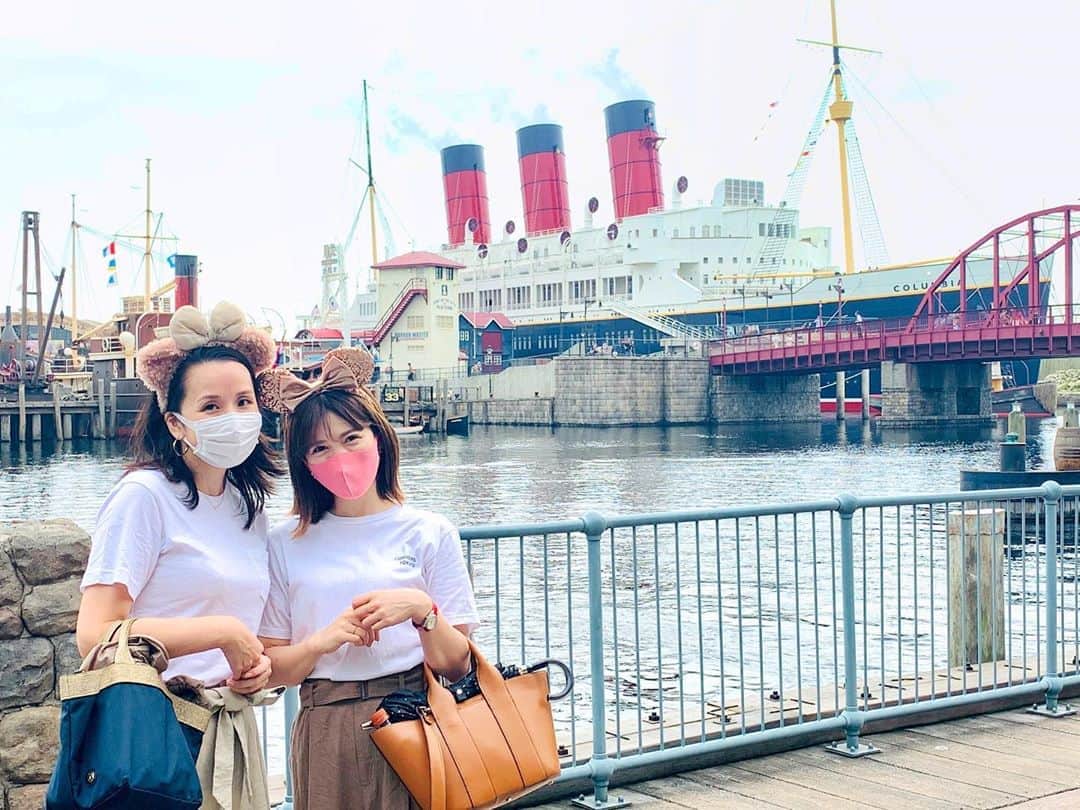 上坂由莉のインスタグラム：「﻿ \ \ Disney Sea 🐠🏖 / /﻿ .﻿ ﻿ 声をかけたキャストさんがカメラマンさんだったぽく﻿ 画角と位置調整を物すごくしていただき﻿ 素敵な写真を撮ってくれました🥺📸🚢﻿ ﻿ ﻿ やっとてるちゃんと来れたディズニーシー🏖﻿ キャストさん達のおもてなしが凄くて﻿ 二人でありがたい…🥺て終始感動してました💓﻿ ﻿ ﻿ インストラクターですがレッスンするだけではなく﻿ レッスン前後など沢山の方とお話したり接する﻿ サービス業でもあると思っているので﻿ キャストさんの対応やサービスが物すごく勉強になる🥺﻿ ﻿ ﻿ そんな何回もディズニー行って飽きないの❓て﻿ 聞かれたりもするんですが💦自分も楽しみつつも﻿ 毎回色んな視点からディズニーを見てるので﻿ 毎回違った発見が生まれるし全然飽きない❗️﻿ 壁に書いてある一言が自分のレッスンに活きたりもする🧘‍♀️﻿ ﻿ ﻿ 小さい時から沢山ディズニー連れてってもらってたけど﻿ 大人になってからの方がよりディズニーが好きになりました❤️﻿ ﻿ ﻿ #DisneySea #Disneyresort #TDS #TDR」