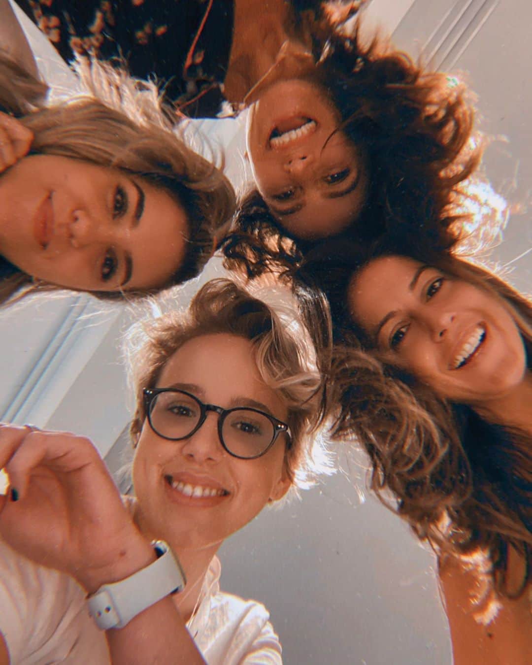 Giovanna Antonelliのインスタグラム：「#tbt de um job feliz como sempre !!!! Amo vcs !!! @laisbartoli @marcellarica @laispiubel ⚡️」