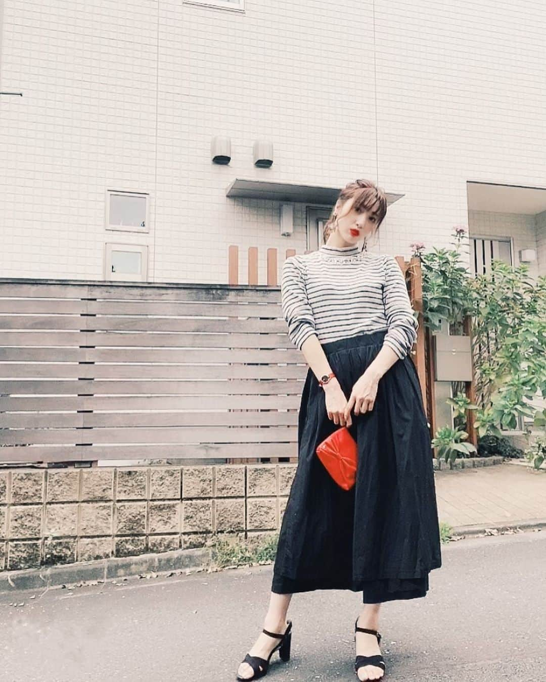 Rey（レイ）のインスタグラム：「秋コーデ💄  #turtleneck   ＊longskirt @biancoconceptstore.japan  全てのコレクションがフリーサイズで どんな場面でも着られる シンプルなロングスカート❤︎ 生地がしっかりしてるから 秋冬コーデにぴったりだよ🍁 . . #biancoconceptstore #pr #ロングスカート #longskirts #大人カジュアル #着回しコーデ #ltalybrand #秋コーデ #code」