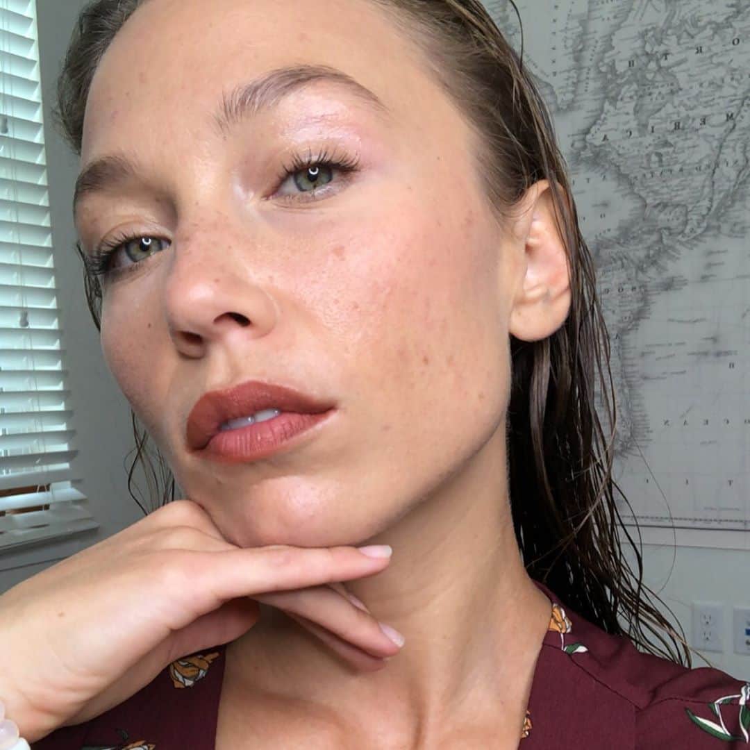 Nicole Mejiaのインスタグラム：「Show me your curves. Show me dimples, marks, and lines. I want to see proof Of the years that you hide.  A woman wild at your heart But you keep it all in. Would anyone accept  The beast that’s within?  So you play by the rules that society sets. A woman “should be...”  But your soul, it still yearns. It cannot forget. 🐺🌙  A poem I wrote after finishing “Women Who Run With Wolves”—a book I recommend to any woman who feels the call to adventure and to come in deep connection with her wildish nature. 🧝🏽‍♀️  Goodnight, my friends.」