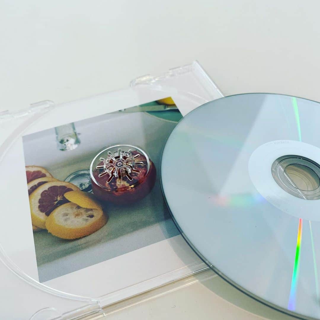 渋谷慶一郎のインスタグラム：「多くの人がレコードというメディアに愛着を持つように、僕はCDというメディアに奇妙な愛着がある。過渡期的で不完全であること、傷つきやすい盤やパッケージ、カッコよくデザインするのが難しいことなど。レーベルを始めたのが2000年代の初頭だったのも大きいだろう。 ただ、一番奇妙なのは現在配信されているMP3に比べたら全然音が良いということで、良い音で聴きたいならCDを買うのがいいというのが2020年の今になっても続いていることだ。 音楽を巡る状況の不完全さはCDに勝る。 photography by @finger223   I have an odd attachment to the CD medium, just as many people have an attachment to the record medium. Transitional and incomplete, fragile discs and packaging, difficult to design in a cool way, etc. The fact that the label was started in the early 2000s was also a big reason. But the strangest thing about it is that it sounds no better than the MP3s currently being distributed, and it's still in 2020 that if you want to listen to a good sound, you should buy a CD. The imperfection of the situation around music trumps the CD. Photography by @finger223  #atak024 #midnightswan #keiichiroshibuya」