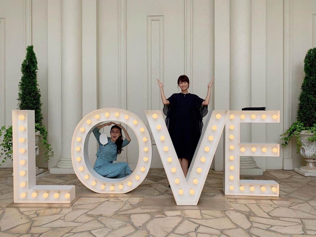 のインスタグラム：「今日はタラレバ的“LOVEの日”です。（公式の独断）ロケ現場にあったLOVEでパシャリでございます。１枚目は香と小雪のLOVE〜。はい、またポーズ可愛いやつ〜。 Oの中におさまっちゃう小雪のコンパクトさが可愛くてニヤニヤしちゃいます。そして２枚目はKEYのLOVE〜。こちらは安定のクールなおKEY様です。背の高いお二人はVへのおさまり方がお上手ですな。 #タラレバ #東京タラレバ娘 #タラレバ2020 #東村アキコ #完全なる映えスポット #朝から絶対ここで撮るぞって気合入ってた公式 #撮ってみたらLOVEの主張強くて #思いのほか人物が小さくなってしまった #ぴえん #倫子のLOVEもありますが #そっちはまたスペシャルアングルでございます #お楽しみに #吉高由里子 #榮倉奈々 #大島優子 #坂口健太郎 #鈴木亮平 #田中圭 #平岡祐太 #石川恋 #松下洸平 #渡辺大知」