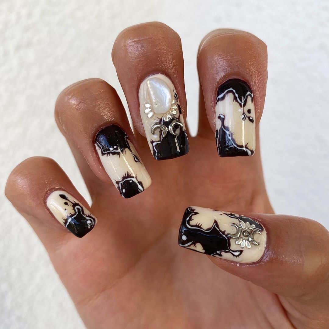 TANAKA ALICEのインスタグラム：「🐄🤍🖤  #cownails#gelnails #牛柄ネイル#秋ネイル  #🐄#🐮」