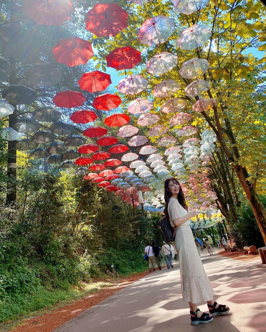 西村季里子さんのインスタグラム写真 - (西村季里子Instagram)「・  日本最大級の☂️アンブレラスカイ☂️  カラフルな傘が至る所にあって、 めっちゃくちゃ綺麗だった☂️✨  全部同じに見えるじゃん？？？ よく見ると色が全部違うんだな〜❤️🧡💛💜💙💚  (でも、ポーズが全て同じで怒られた。 あ、今の可愛くないからやり直してって言われる。 わたしの周りの人みんなそうやって厳しいんだけど？ そんなみんなが最高に好き。)  #ムーミン #ムーミンバレーパーク  #moomin#moominvalleypark  #飯能#埼玉#メッツァビレッジ  #1周年#フォトジェニック #アンブレラスカイ#アンブレラ #傘#傘ロード#日本最大級 #marimekko#❤️#🧡#💛#💜#💚#💙 #follow#followｍe」9月18日 12時21分 - kiriko_nishimura