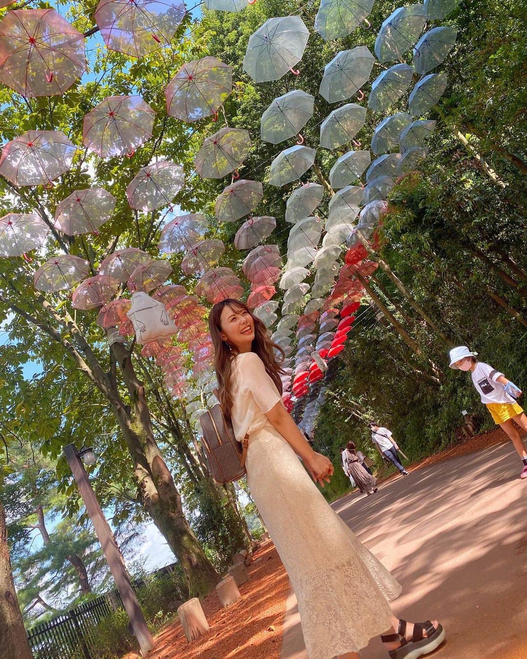 西村季里子さんのインスタグラム写真 - (西村季里子Instagram)「・  日本最大級の☂️アンブレラスカイ☂️  カラフルな傘が至る所にあって、 めっちゃくちゃ綺麗だった☂️✨  全部同じに見えるじゃん？？？ よく見ると色が全部違うんだな〜❤️🧡💛💜💙💚  (でも、ポーズが全て同じで怒られた。 あ、今の可愛くないからやり直してって言われる。 わたしの周りの人みんなそうやって厳しいんだけど？ そんなみんなが最高に好き。)  #ムーミン #ムーミンバレーパーク  #moomin#moominvalleypark  #飯能#埼玉#メッツァビレッジ  #1周年#フォトジェニック #アンブレラスカイ#アンブレラ #傘#傘ロード#日本最大級 #marimekko#❤️#🧡#💛#💜#💚#💙 #follow#followｍe」9月18日 12時21分 - kiriko_nishimura