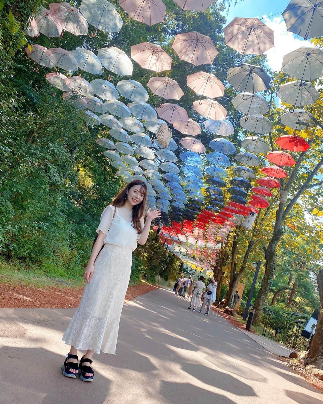 西村季里子さんのインスタグラム写真 - (西村季里子Instagram)「・  日本最大級の☂️アンブレラスカイ☂️  カラフルな傘が至る所にあって、 めっちゃくちゃ綺麗だった☂️✨  全部同じに見えるじゃん？？？ よく見ると色が全部違うんだな〜❤️🧡💛💜💙💚  (でも、ポーズが全て同じで怒られた。 あ、今の可愛くないからやり直してって言われる。 わたしの周りの人みんなそうやって厳しいんだけど？ そんなみんなが最高に好き。)  #ムーミン #ムーミンバレーパーク  #moomin#moominvalleypark  #飯能#埼玉#メッツァビレッジ  #1周年#フォトジェニック #アンブレラスカイ#アンブレラ #傘#傘ロード#日本最大級 #marimekko#❤️#🧡#💛#💜#💚#💙 #follow#followｍe」9月18日 12時21分 - kiriko_nishimura