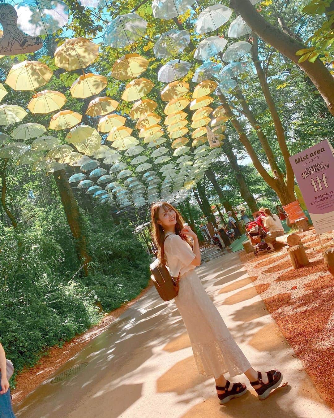 西村季里子さんのインスタグラム写真 - (西村季里子Instagram)「・  日本最大級の☂️アンブレラスカイ☂️  カラフルな傘が至る所にあって、 めっちゃくちゃ綺麗だった☂️✨  全部同じに見えるじゃん？？？ よく見ると色が全部違うんだな〜❤️🧡💛💜💙💚  (でも、ポーズが全て同じで怒られた。 あ、今の可愛くないからやり直してって言われる。 わたしの周りの人みんなそうやって厳しいんだけど？ そんなみんなが最高に好き。)  #ムーミン #ムーミンバレーパーク  #moomin#moominvalleypark  #飯能#埼玉#メッツァビレッジ  #1周年#フォトジェニック #アンブレラスカイ#アンブレラ #傘#傘ロード#日本最大級 #marimekko#❤️#🧡#💛#💜#💚#💙 #follow#followｍe」9月18日 12時21分 - kiriko_nishimura