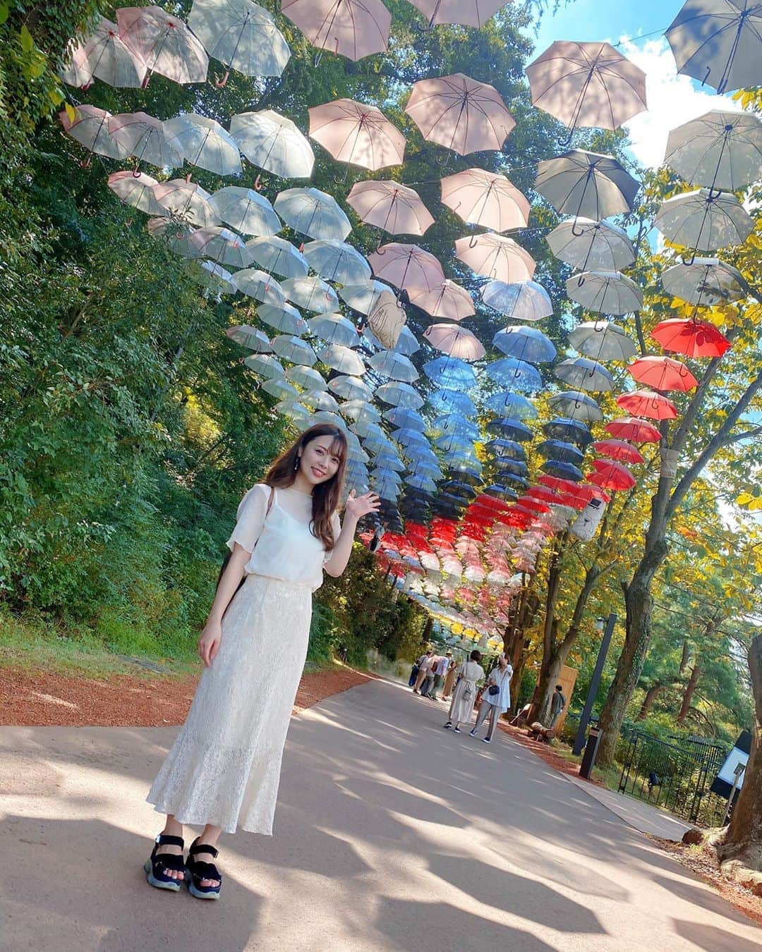 西村季里子のインスタグラム：「・  日本最大級の☂️アンブレラスカイ☂️  カラフルな傘が至る所にあって、 めっちゃくちゃ綺麗だった☂️✨  全部同じに見えるじゃん？？？ よく見ると色が全部違うんだな〜❤️🧡💛💜💙💚  (でも、ポーズが全て同じで怒られた。 あ、今の可愛くないからやり直してって言われる。 わたしの周りの人みんなそうやって厳しいんだけど？ そんなみんなが最高に好き。)  #ムーミン #ムーミンバレーパーク  #moomin#moominvalleypark  #飯能#埼玉#メッツァビレッジ  #1周年#フォトジェニック #アンブレラスカイ#アンブレラ #傘#傘ロード#日本最大級 #marimekko#❤️#🧡#💛#💜#💚#💙 #follow#followｍe」