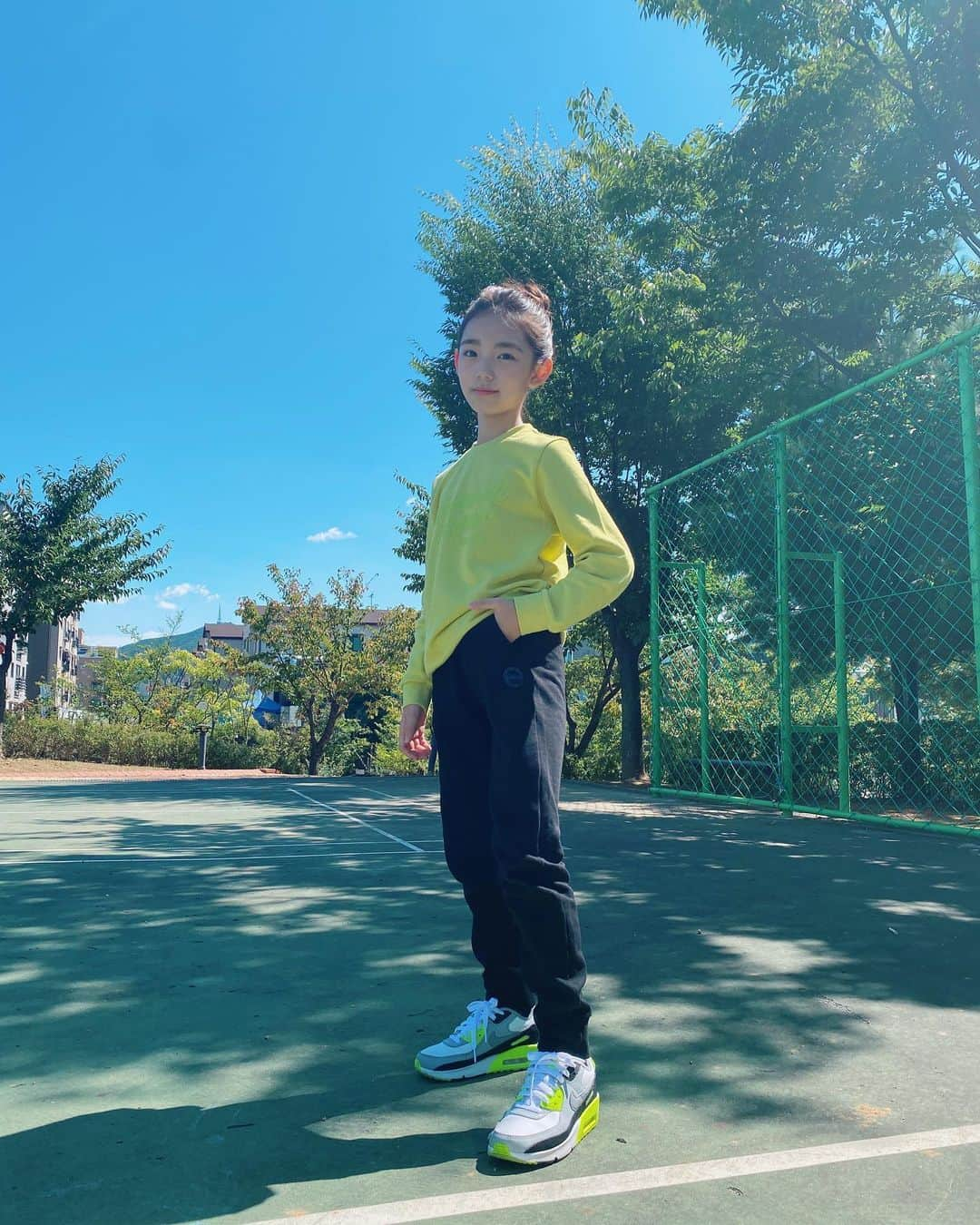 ウンチェさんのインスタグラム写真 - (ウンチェInstagram)「#협찬 날씨 좋다 💚 - - - -  @benettonkids_kr  #benettonkids #베네통 #베네통키즈  #데일리룩 #키즈룩 #여아옷 #키즈패션  #레터링티셔츠 #아동맨투맨 #맨투맨코디  #조거팬츠 #아동트레이닝복 #초딩스타그램  #초딩룩 #스쿨룩 #간절기코디 #금요일 #일상  #키즈모델 #주니어모델 #아역배우 #이은채」9月18日 12時22分 - __leehye