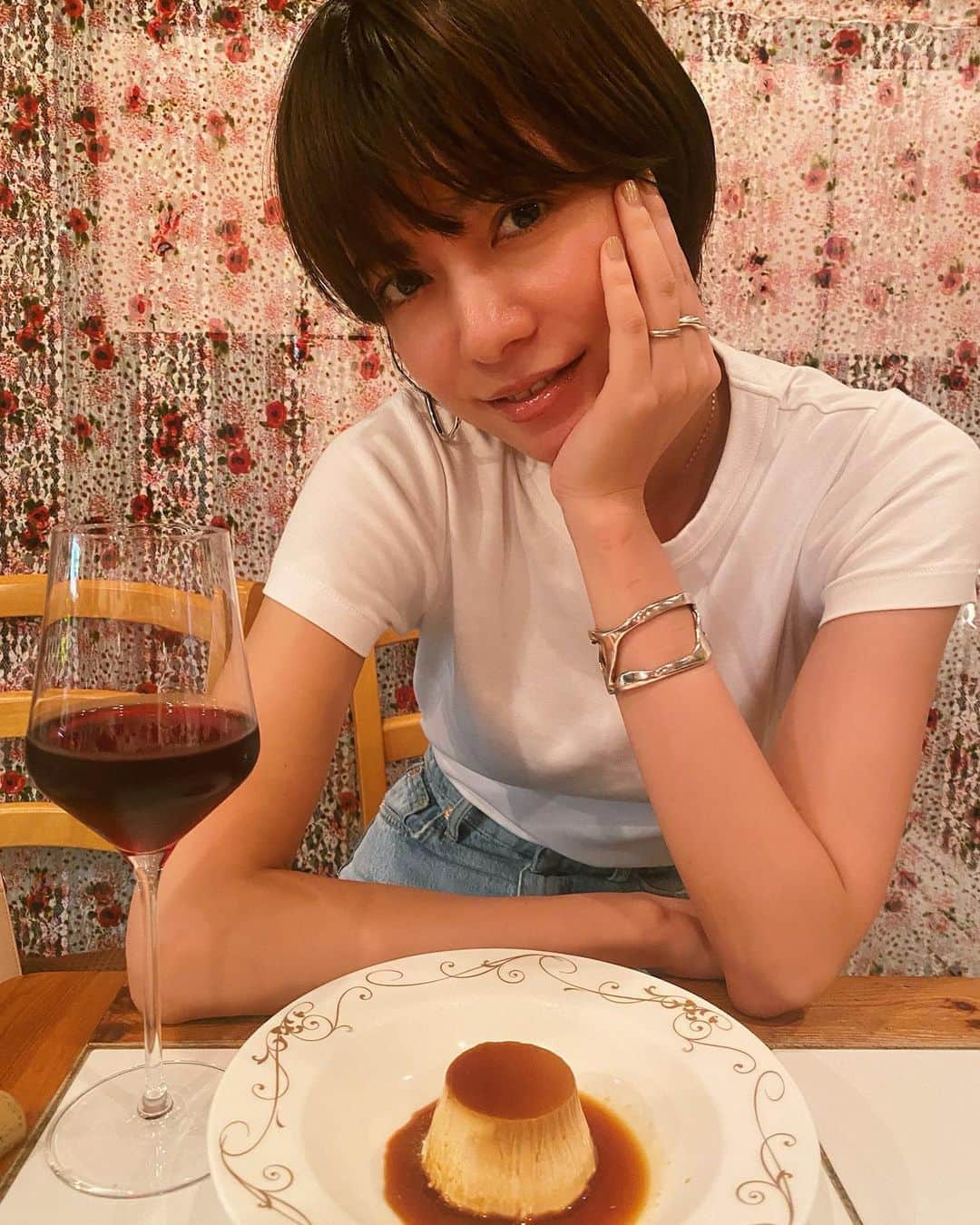 菅原沙樹さんのインスタグラム写真 - (菅原沙樹Instagram)「スパークリングワイングラス→白ワインボトル→赤ワイングラスにたどり着いたなう🍷 クラッシックパンナコッタ、相変わらずいつも旨い。」9月18日 23時11分 - saki313apo