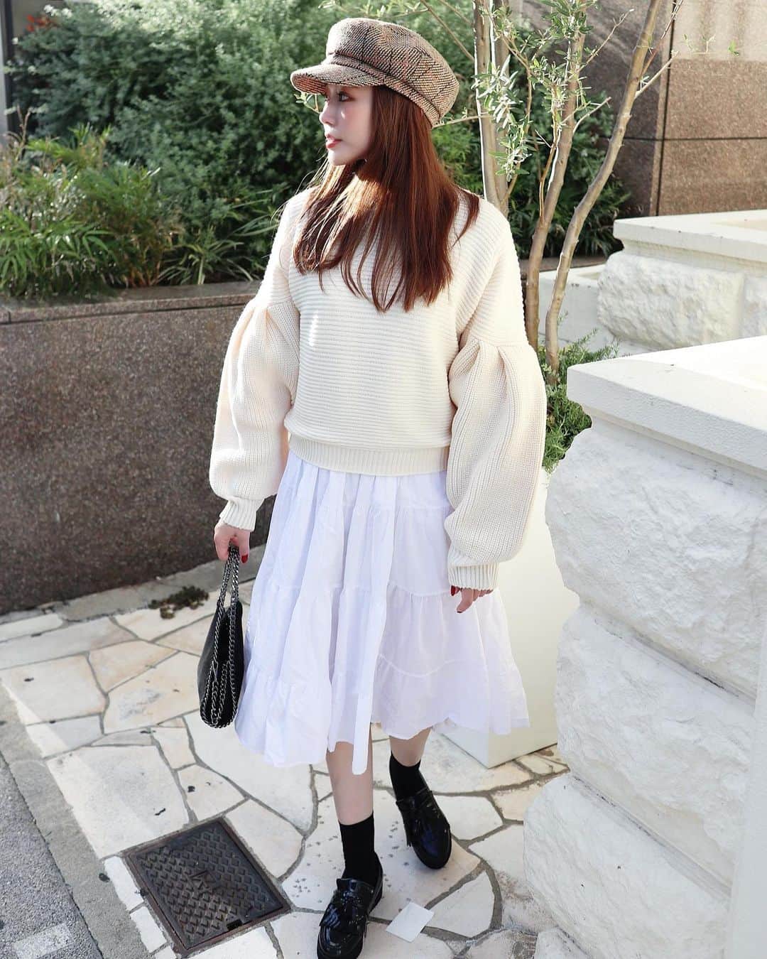 藤川沙弥のインスタグラム：「秋冬物も少しづつ🍂🍠 冬まで着れるざっくりニットはマスト。 冬の白codeが大好きなので 毎年ホワイトニット買い足し🐏🤍 これ袖のぽわん具合が💯 @fifth_store ←50%off♡  fifthのお洋服を実際に手にとって 試着出来るスタイリングギャラリーが 表参道に出来たみたい♡ お近くの方は是非🥺 🗼行った時は寄りたいな🤍  #fifth #fifthtl #フィフス  #ボリュームスリーブデザインニット #フェミニン #ニット#平均身長コーデ#秋コーデ #ニットコーデ」