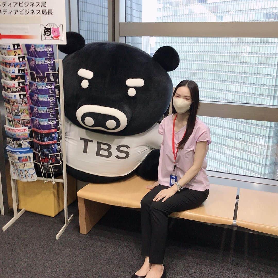 小西さやかのインスタグラム：「今日はTBSでキニナル金曜日(10 月23日(金)の9時55分から10時25分放送)の収録でした(^^) . テロップをめくりながらしゃべるのが慣れていなくて、タジタジです笑 . テレビの収録は長時間なので、えまちゃんに早く会いたいなと動画をみて思い出しながらトイレで搾乳。子供の顔を見ながら搾乳するとよく母乳が出るそうです！ . ヘアメイクは肌作りを、まかせたら艶っぽく透明感のある肌に仕上げてくれる辻元さんです！辻元さんの使用ファンデもジバンシイ だった！ ヘアメイクさんにここまで人気があるとは！！！！ . #tbs #キニナル　#キニナル金曜日　#ヘアメイク　#搾乳　#9ヶ月ベビー #9ヶ月離乳食 #9ヶ月 #テレビ　#ゆるきゃら　#透明感　#透明感カラー #ファンデーション　#ジバンシイ」