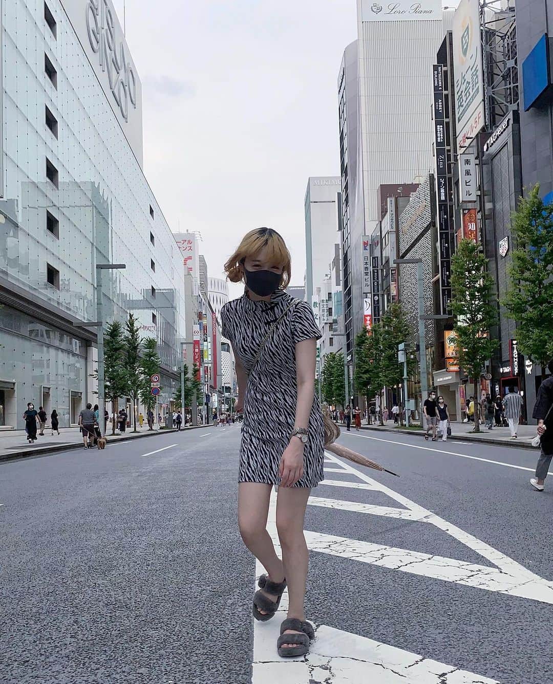 のインスタグラム：「たまたま通りかかったら歩行者天国だった😯このワンピ派手だけどかわe〜よね」
