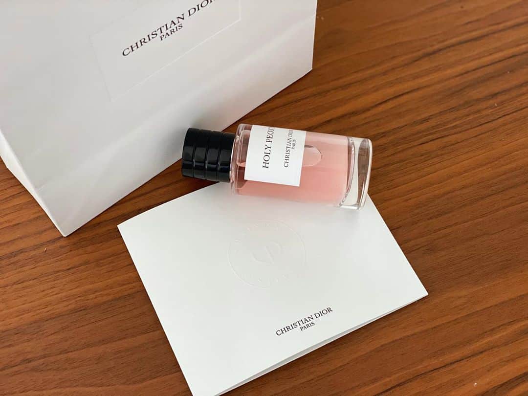 小澤名代さんのインスタグラム写真 - (小澤名代Instagram)「大好きなお友達 @yukiomotani からのプレゼント♡ Diorのピオニーの香りのフレグランス。 まず、私がピオニーが1番好きなお花だから覚えてくれてるのが嬉しかったのと、いつもどんなときもお手紙を添えてくれるのも、心から嬉しく思います。  そして、心が折れてるときや、落ち込んでるタイミングでいつも手紙渡されるから、鼻水出るほど泣きながら読んでいることが多い。笑  ルームフレグランスにもできるので、甘いけど大人っぽいムスクとウッドの香りも漂う香りに癒されながら、就寝します♡ おやすみなさい✨  #diorbeautylovers  #diorfragrance  #dior #holypiony  #christiandior  #1周年のプレゼント #ありがとう #大好きなピオニー #甘くて優しい香り  #ギフトにオススメ #クリスチャンディオールコスメ  #手紙とプレゼント  #感動🥺」9月18日 23時18分 - ozawanayo