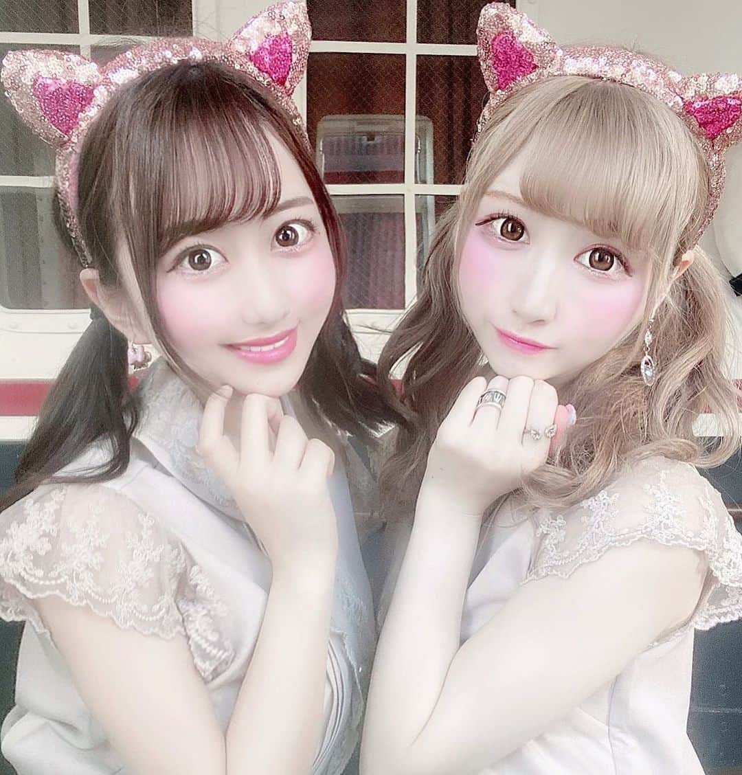 のインスタグラム：「にゃんとおそろです〜〜🐷❤︎  #ディズニー #ディズニーシー #双子コーデ」