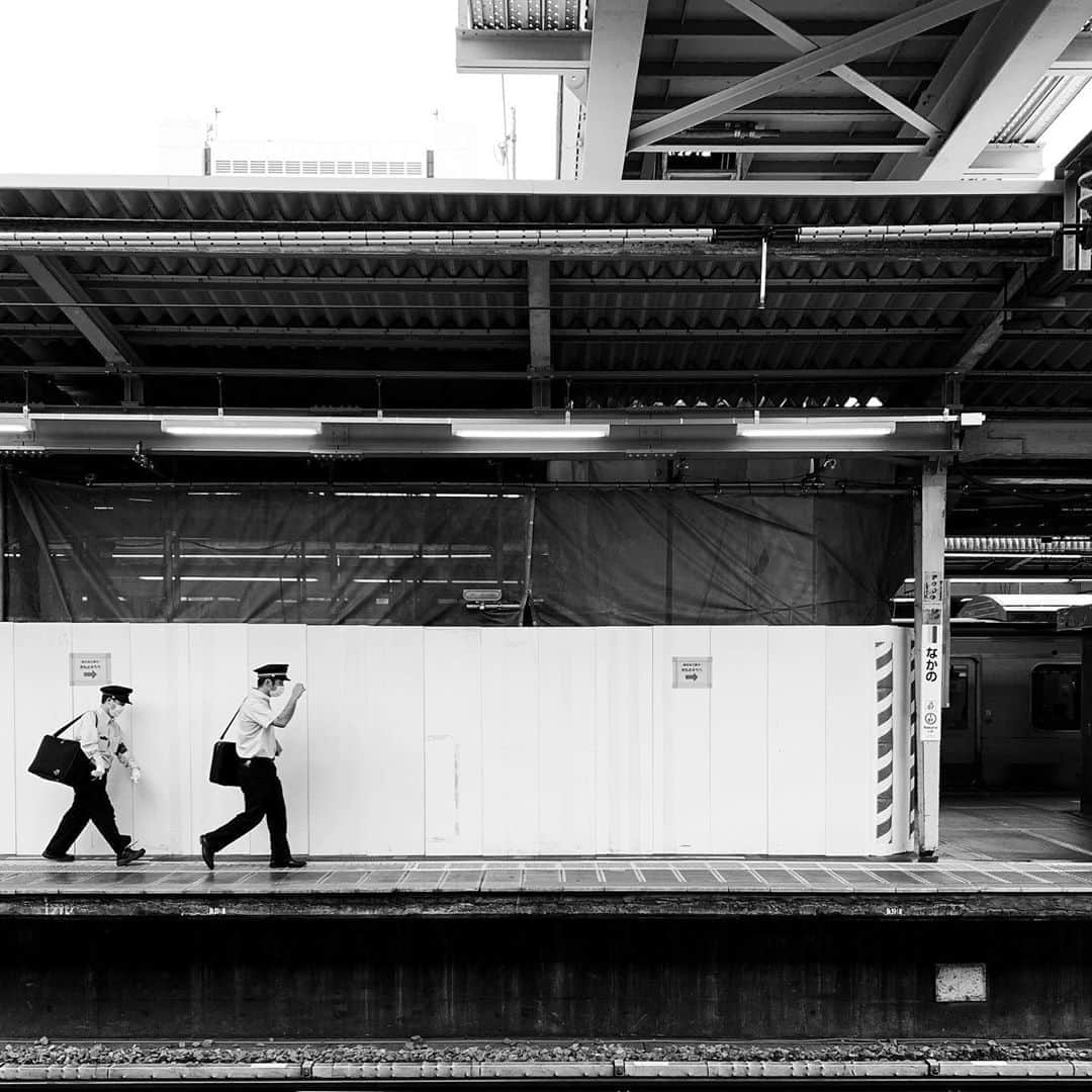 naotakeのインスタグラム：「駅 - A station / iPhone XR & Snapseed, 20200919 . . わたしの好きな場所。 . . #spicollective #royalsnappingartists #infamous_family #rsa_main #infinity_photo_cult #2_fineart #jp_gallery_member #jp_gallery_bnw #trb_bnw #wp_bnw  #bnw_life #bnwlife_member #bnw_life_shots #bnw_captures #world_bnw #top_bnw #team_jp_ #team_jp_モノクロ #ig_energy_bw #ig_nihon #streetphotographybnw #igersjp #blackandwhite #bnw #bnwphoto #monochrome #bw #bnwphotography #ShotOniPhone #shotoniphoneXR」