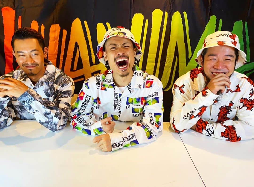 KENTAのインスタグラム：「本日22時から﻿ ﻿ 「Everybody!! TOUR in幕張メッセ」﻿ ﻿ youtu.be/xyEAmaIY3Uc﻿ ﻿ よろしくお願いします。﻿ ﻿ #WANIMA」