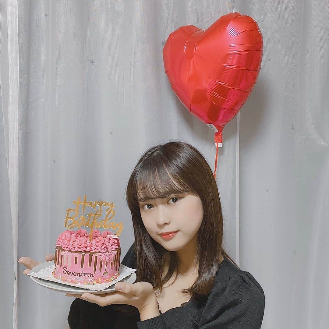 宮園明希のインスタグラム：「.  17歳になりました☺︎﻿ ﻿ 皆さんや友達からたくさんおめでとうを貰えてとても嬉しいです☺️﻿ ﻿ 17歳は良い報告ができるよう仕事も頑張って﻿ 健康に過ごしたいと思います、笑﻿ ﻿ 華のセブンティーン楽しみたいと思います💜﻿ ﻿ ケーキ剥がすの失敗してるのであまり見ないでください😂」