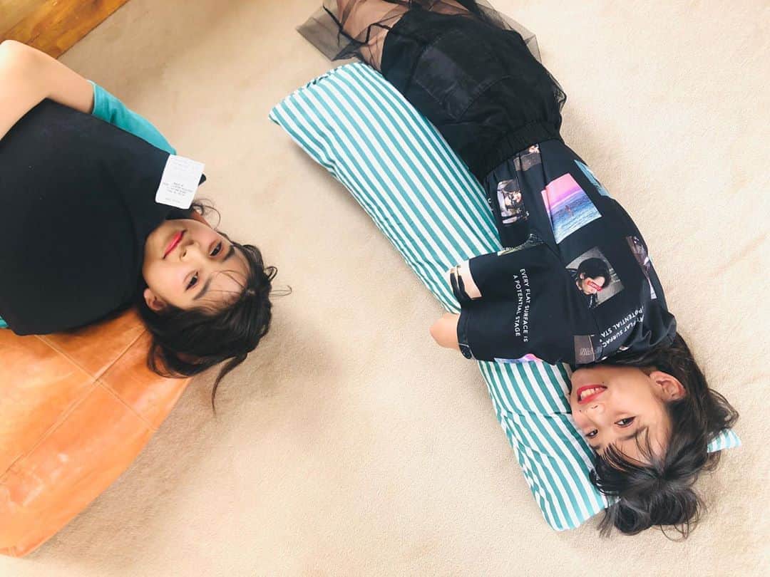 ニコ☆プチのインスタグラム：「🌙 金曜日だし ごろごろしてもいいよ~~👌🦥✨ . . #有坂心花  #松本麗世 #ごろごろシスターズ」