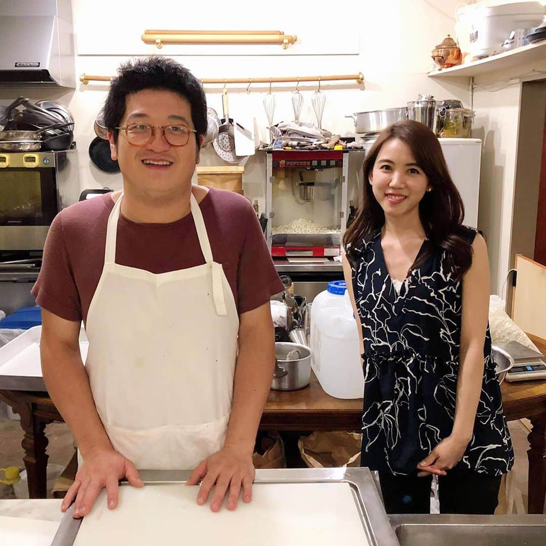 大槻瞳さんのインスタグラム写真 - (大槻瞳Instagram)「〝アマゾンの料理人〟として名を馳せる太田哲雄シェフ。 . 「ベストを尽くすためにぎりぎりまでもがくんですよ。それが例えベストに振り切らなくても、もがくのが大事です。」 と語る太田さんのレストランでは 既定のメニューを置かず、 その日採れた食材の状態、標高や湿度といった環境、お客さんの反応に合わせて、その場でメニューを決めていくそうです。 . 類稀なご経験があるからこそ貫ける信念だと思います。 . 地産地消への拘りだけではなく、最高な料理を生み出すことへ一切妥協しない姿には、「食」とは何なのか‥実に哲学的な部分を今一度考えさせられました。 . 何かにおいて突き抜けていらっしゃる方のお話というのは非常に面白く、興味深いです。 . 太田さんの人生の歩み方を純粋に尊敬し、「プロの仕事」とはこういう事かと自分自信を見つめ直すきっかけにもなりました。 . 来月放送です。 . #太田哲雄シェフ #アマゾンカカオ  #lacasaditetsuoota #信州 #長野県 #軽井沢 #レストラン #信州グルメ #信州スイーツ #長野観光 #軽井沢レイクガーデン #tetsuoota」9月18日 21時55分 - hitomi_otsuki_55