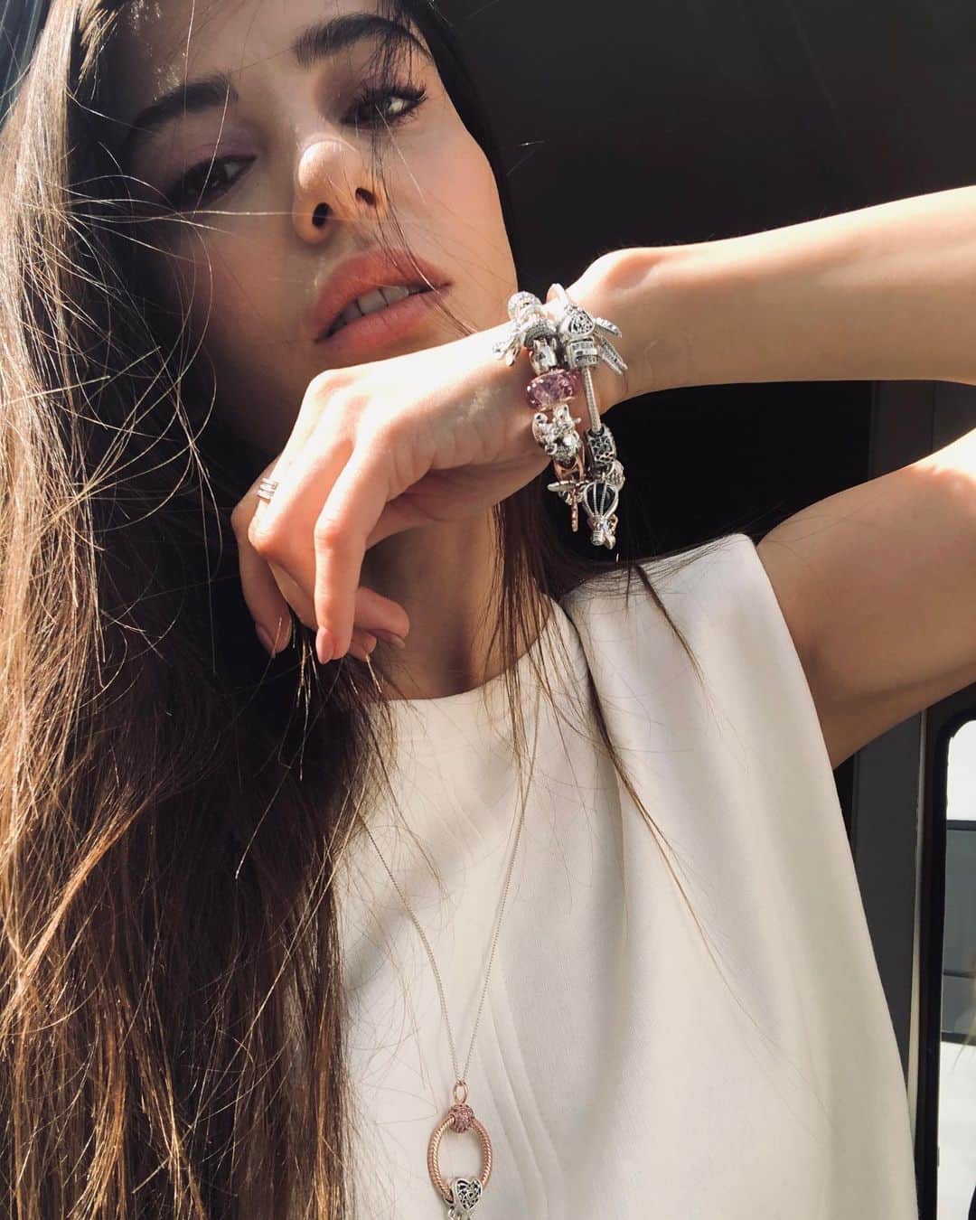 Ozge Gurelのインスタグラム：「Hey! Çok sevdiğimiz Pandora, ikonik Charm Bilekliği nin 20. yılını kutluyor.😍  Unutulmaz anılarımız, bizi biz yapan duygular charm'larla bileğimizde.  Anılarımız her zaman yanı başımızda🌸   @theofficialpandora #SomethingAboutYou #PandoraIcons」