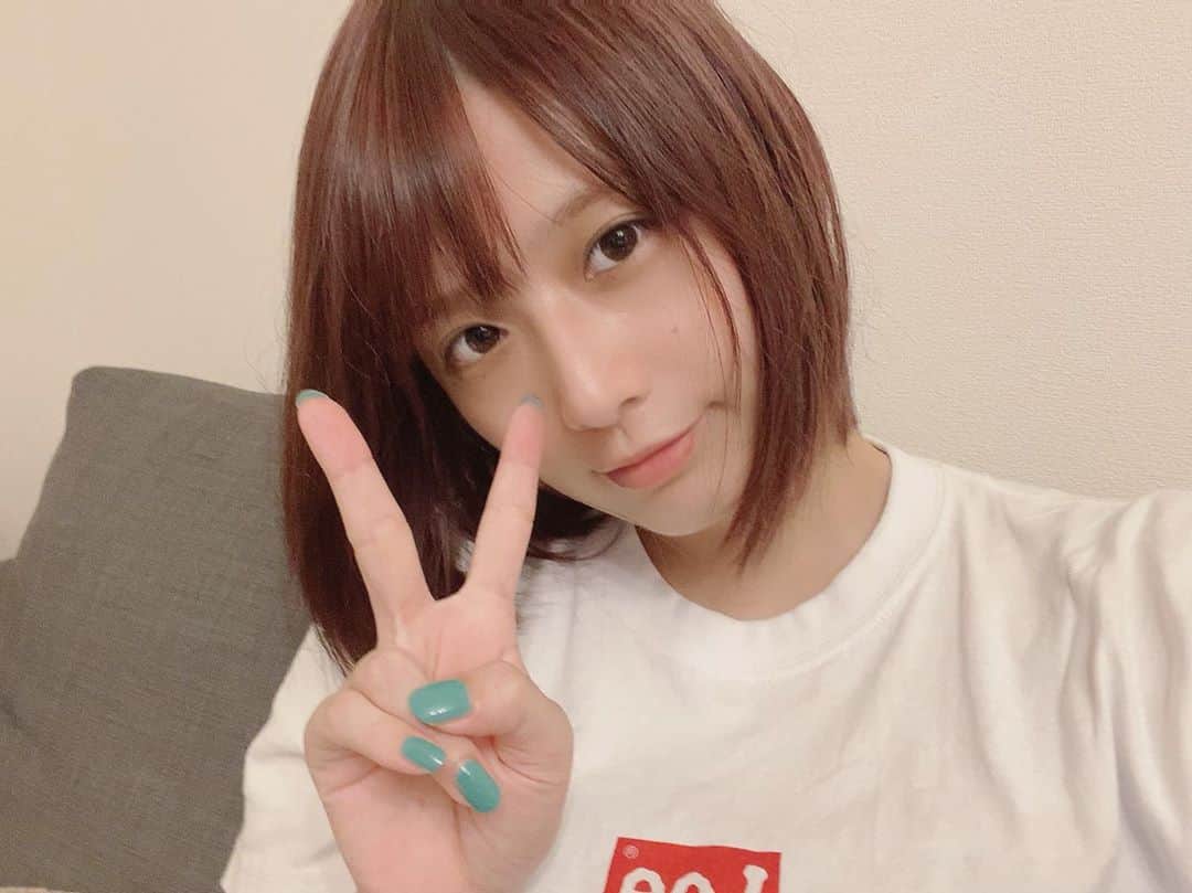 近野成美のインスタグラム：「誕生日迎えましたー‼︎ 試験も終わって9月いっぱいで学生生活も終わります🧑🏻‍🎓✨ 全力でやって来たからちょっと燃え尽き症候群気味です😅 一休みして次の場所に進みたいと思います♪ これからも変わらずよろしくお願いします🤗  #当分は映画三昧しよ♪ #LIFE‼︎ #好きな映画 #よかったら見てみて🤗 #スッピン」