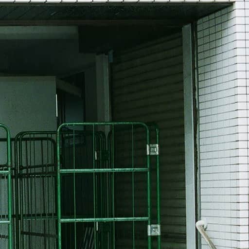 ZUCCa official Instagramさんのインスタグラム写真 - (ZUCCa official InstagramInstagram)「… COLOR DENIM AUTUMN-WINTER 2020-21  ﻿ビンテージ調の発色が今の気分、秋を彩るズッカのカラーデニムが登場。岡山県・児島にあるデニム工場でストーンバイオウォッシュ加工を施し、独特の色味と風合いを表現した存在感抜群のワイドパンツ。コットンにポリウレタンをほんの少しブレンドし、さりげなくストレッチを効かせたリラクシングな履き心地です。インディゴデニムにカラー染め加工を施すことで、ビンテージな風合いと柔らかな肌触りを演出。職人が一本一本手作業で表現している裾のフリンジは、横糸を抜いて縦糸だけを残し、そこにカラー染色することで発色良いフリンジに仕上げました。一点一点表情の異なるオンリーワンデニムで秋スタイルを楽しんで！  − OVER DYED JEANS ZU03-FF012 −  ポートレート連載“My New Normal”は、プロフィールリンクから。@zucca_official  @zucca_tokyo #theportraits #portrait #mynewnormal #newnormal #yamamotonairu #zucca #zuccatokyo #denim #autumn #winter #2020 #2021 #aw20 #tokyo #fashion #山本奈衣瑠　#ズッカ #ズッカトウキョウ」9月18日 22時08分 - zucca_official