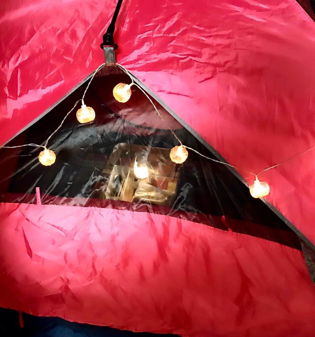 正田美里（みさみさ）さんのインスタグラム写真 - (正田美里（みさみさ）Instagram)「#おうちでキャンプ気分⛺️ テラスに今度はテントをはってみました（笑）ギリいけました😆✨ テントの中はまるで #キャンプ🏕 #ちびみさ も快適だったようで、ずっとコロコロ楽しんでました👶 とても良かったので、しばらくキャンプ気分でいようと思いますw✨✨✨ こんな #ステイホーム もありかも😘  #コロナに負けるな」9月18日 22時08分 - misamisaupiupi