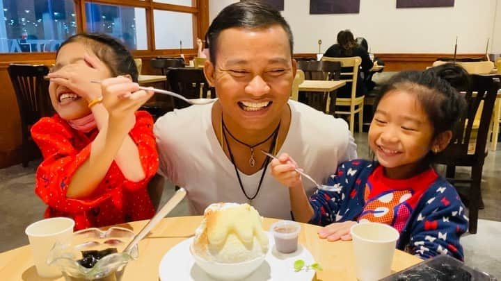 トニー・ジャーのインスタグラム：「"Life is like an ice-cream enjoy it before it melts"」